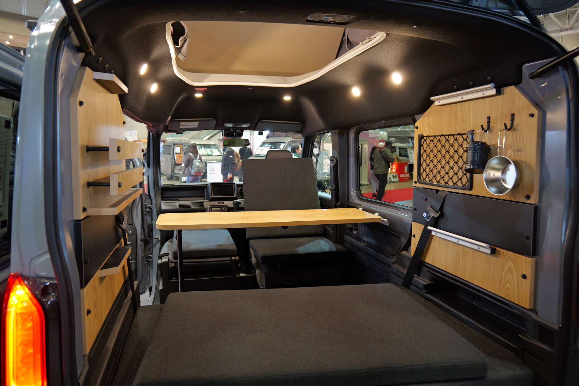 内装は豊富なオプションを用意する