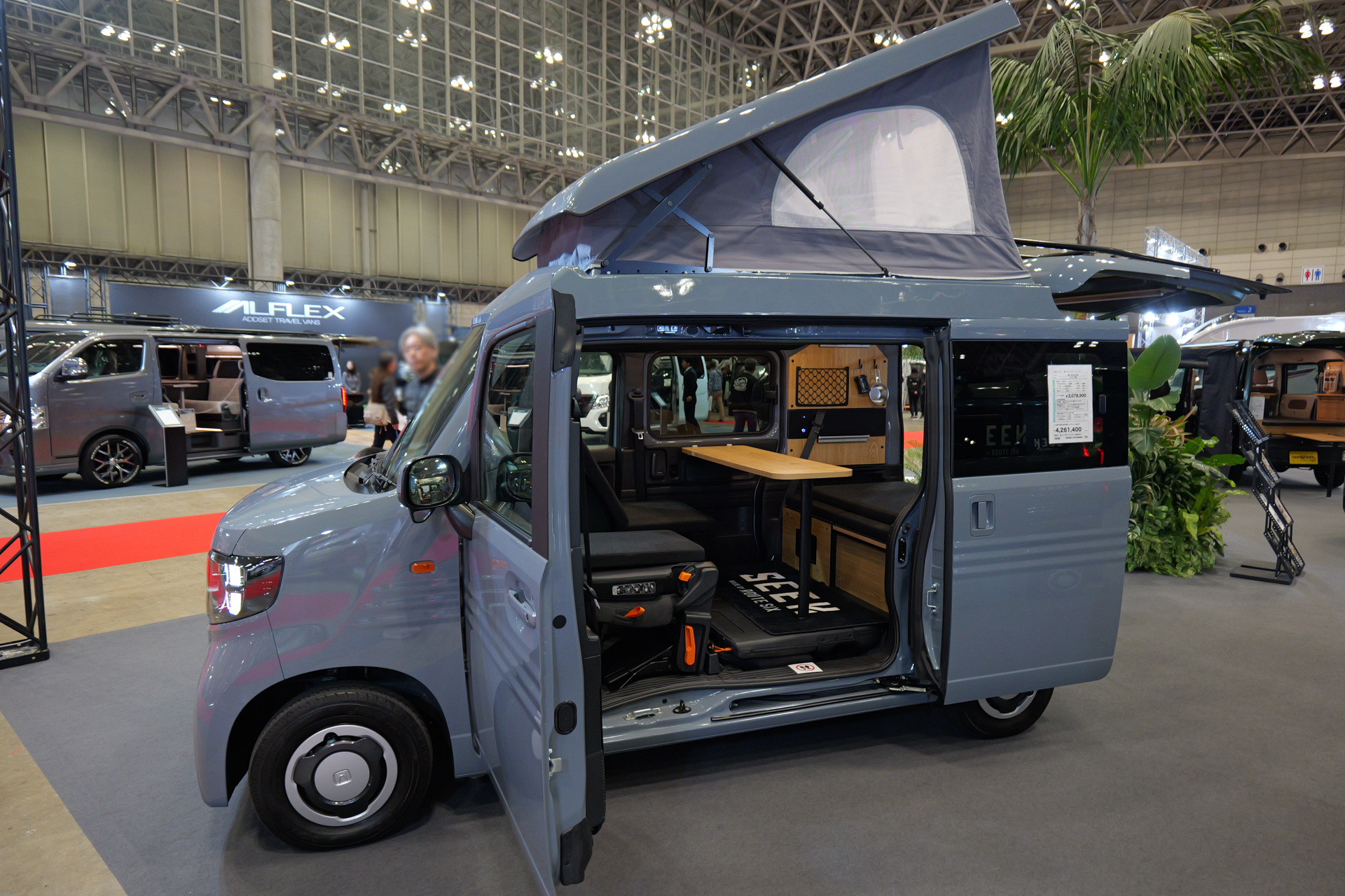 「シーク」というモデル。ピラーレスのため開放感がある