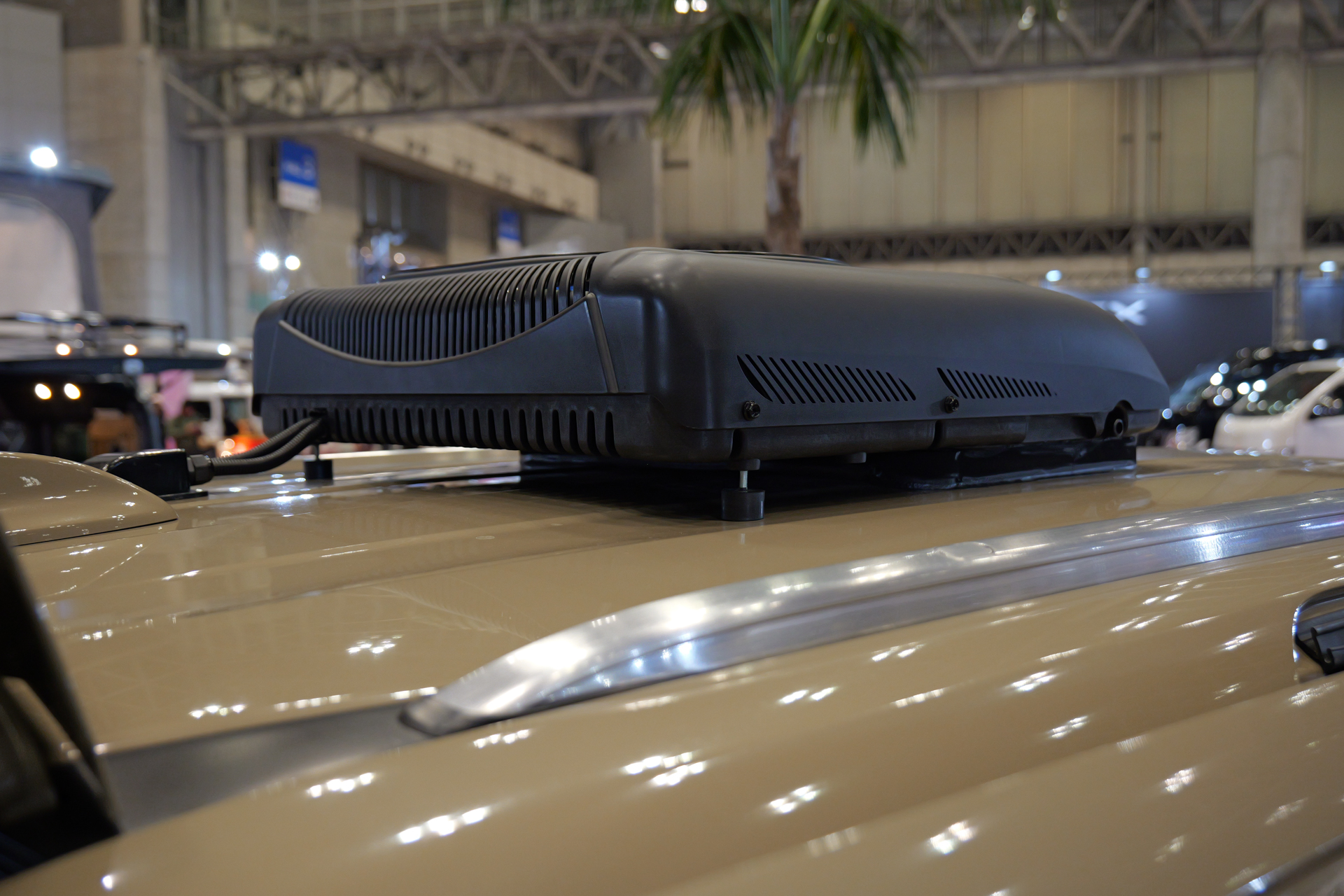 エアコンの室外機は屋根上に