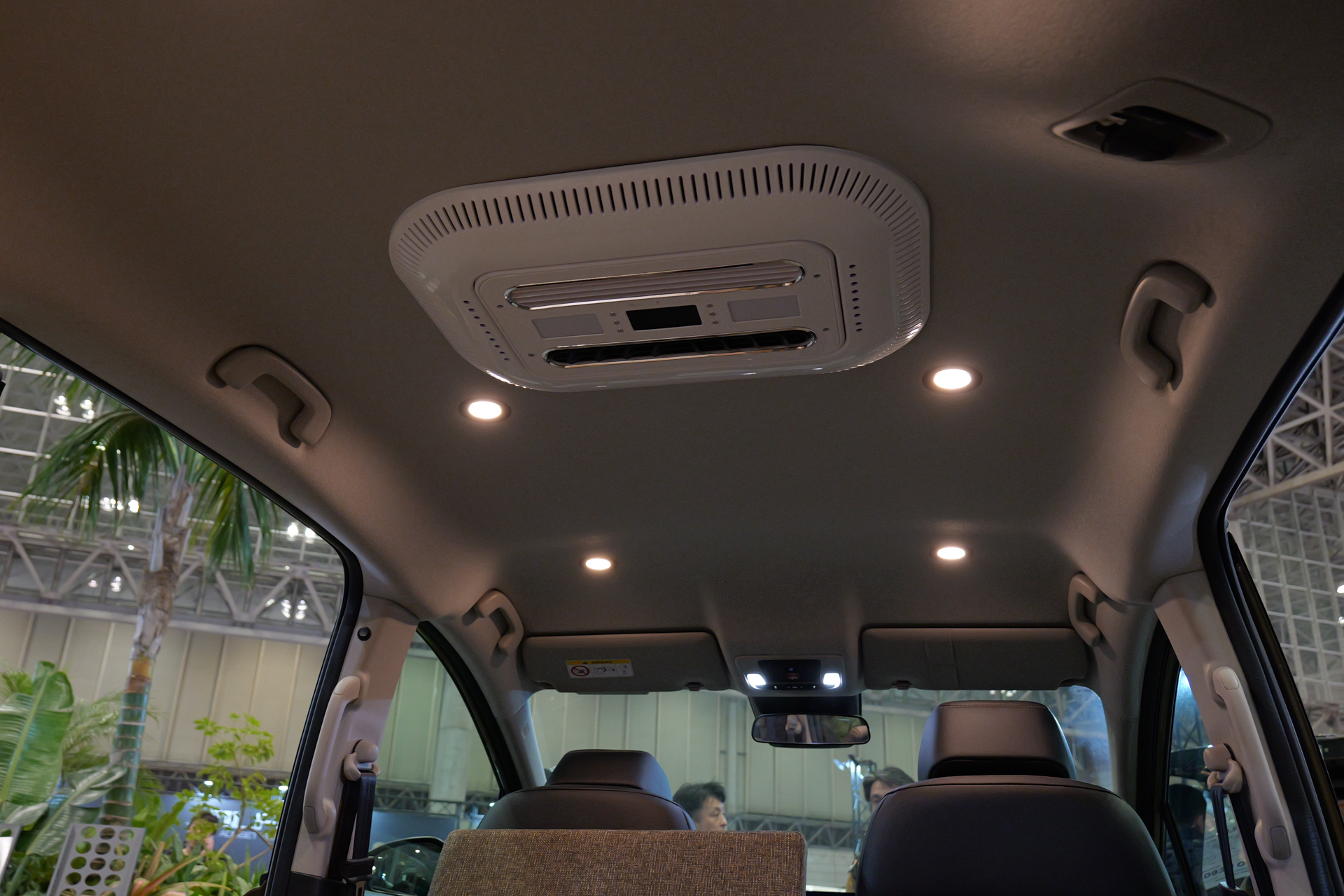 別付けのエアコン。車内に積んだサブバッテリーから電源をとっている