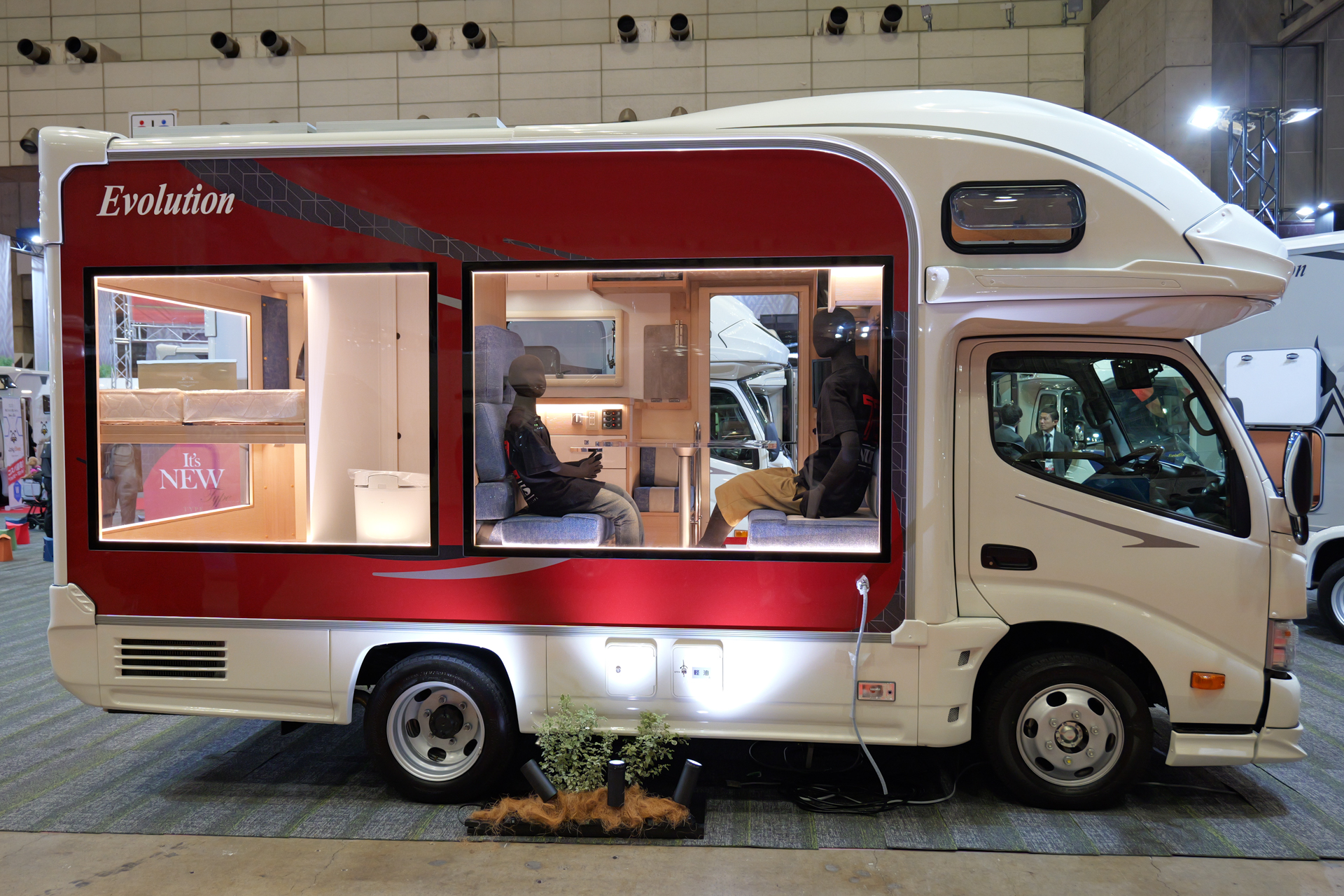 会場にはいろんなタイプのキャンピングカーが展示されていた