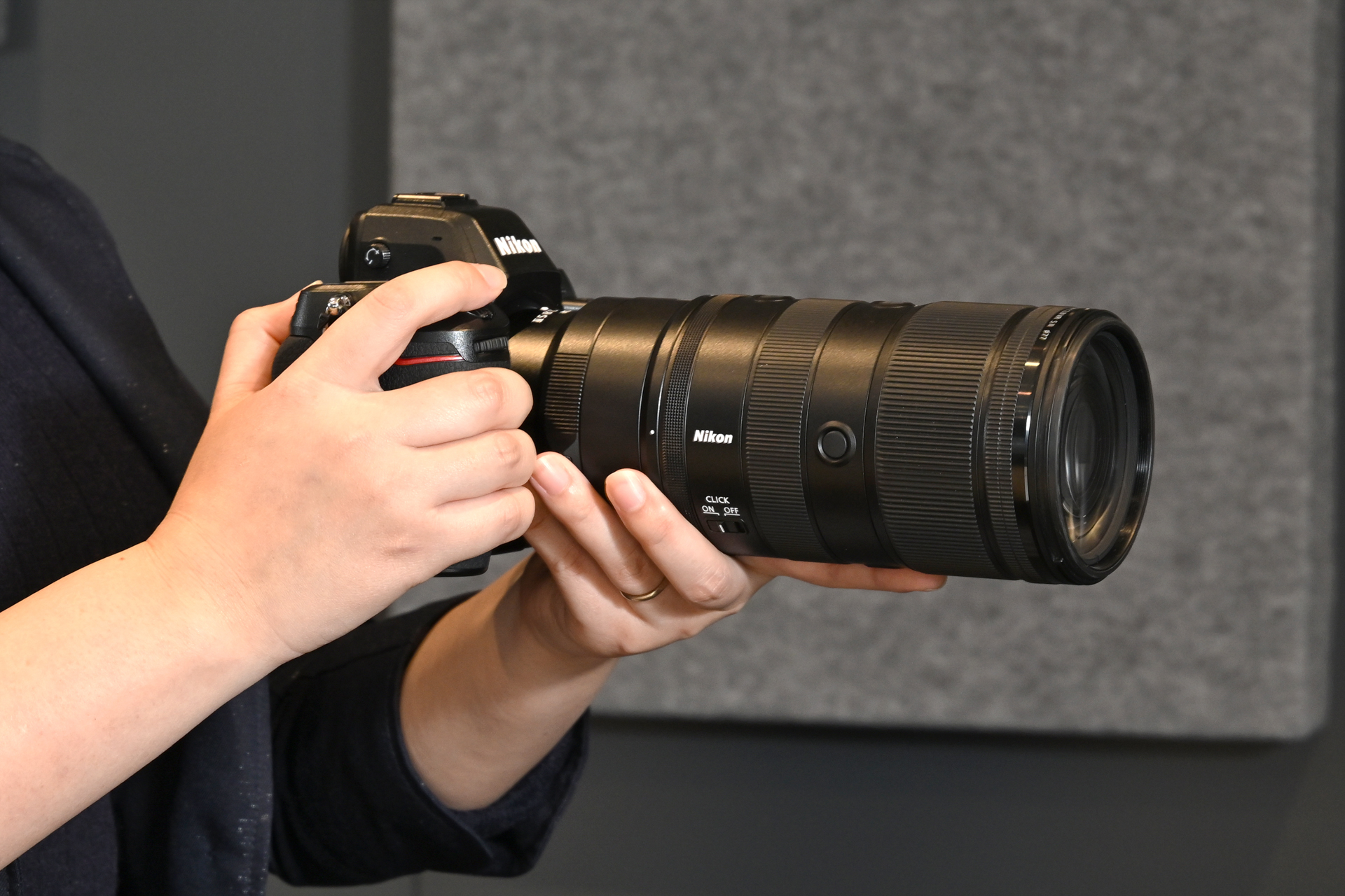 三脚座なしで1kgを切る重量を実現