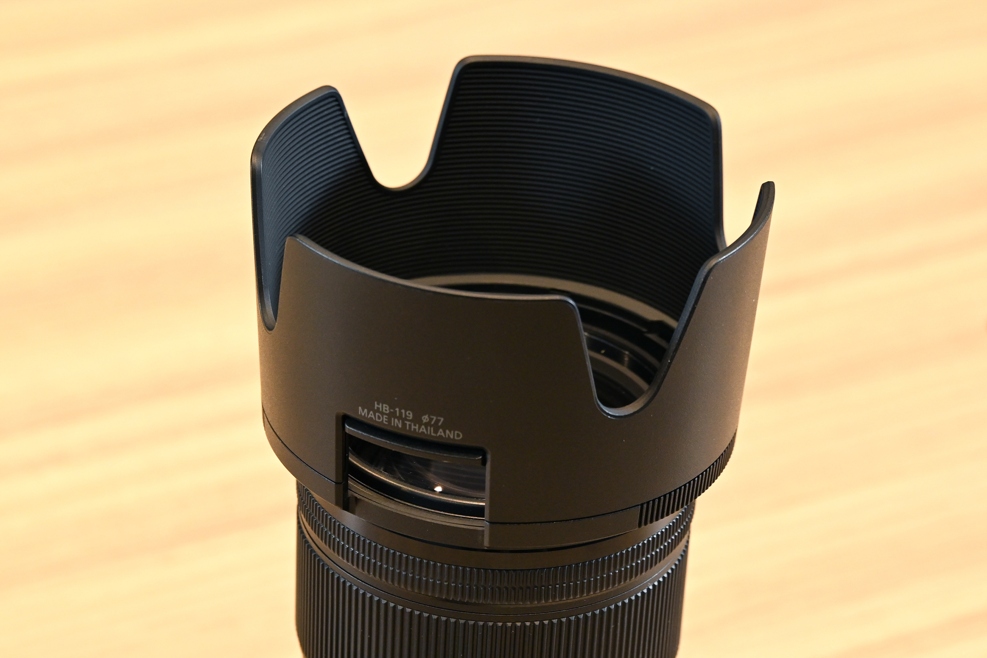 レンズフードにフィルター回転枠の操作窓を装備。切り欠きの形状も従来モデルのフードから変わっている