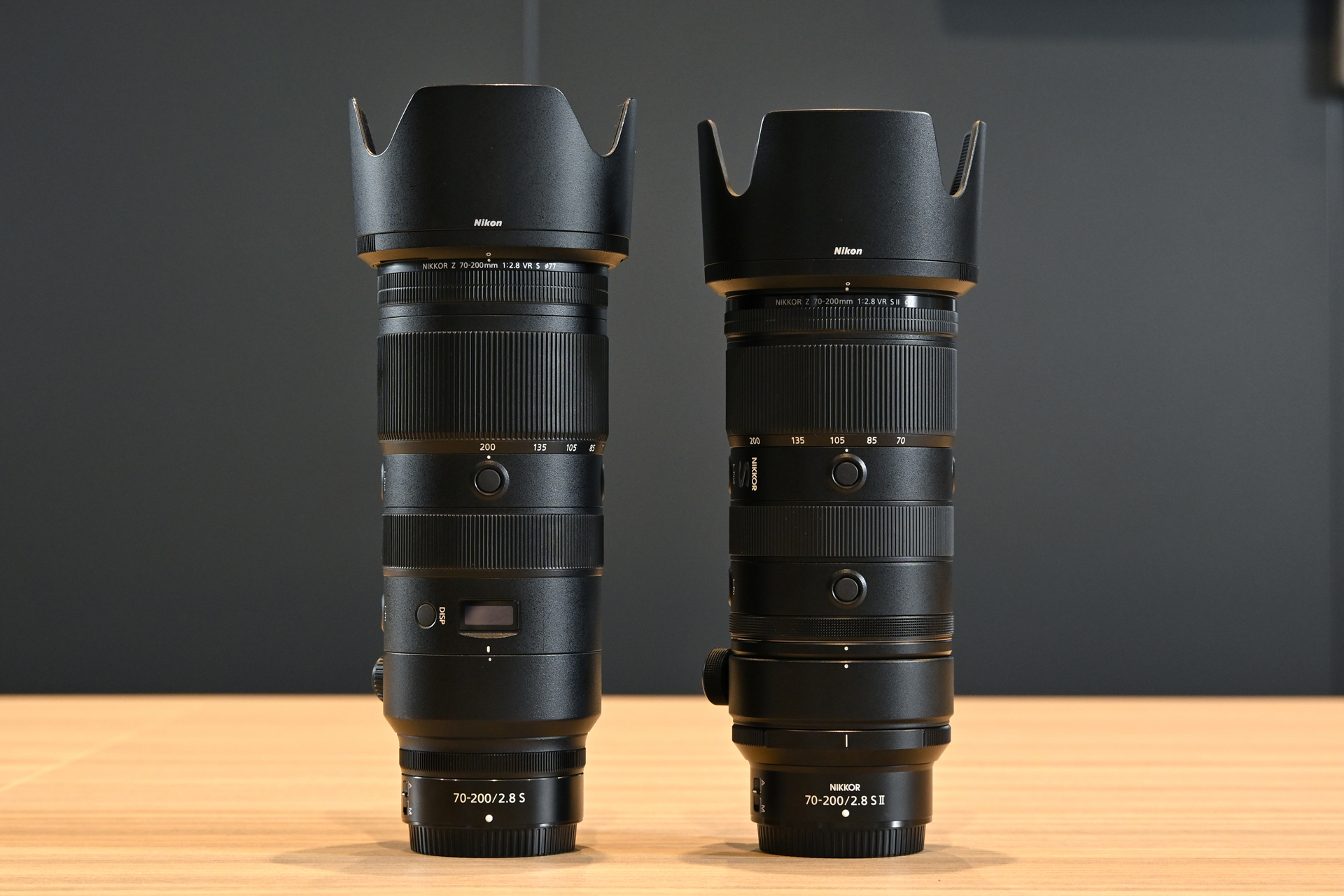 従来モデル（左）、II型（右）を並べてみた。全長が短くなり、細かな装備の変化が見て取れる