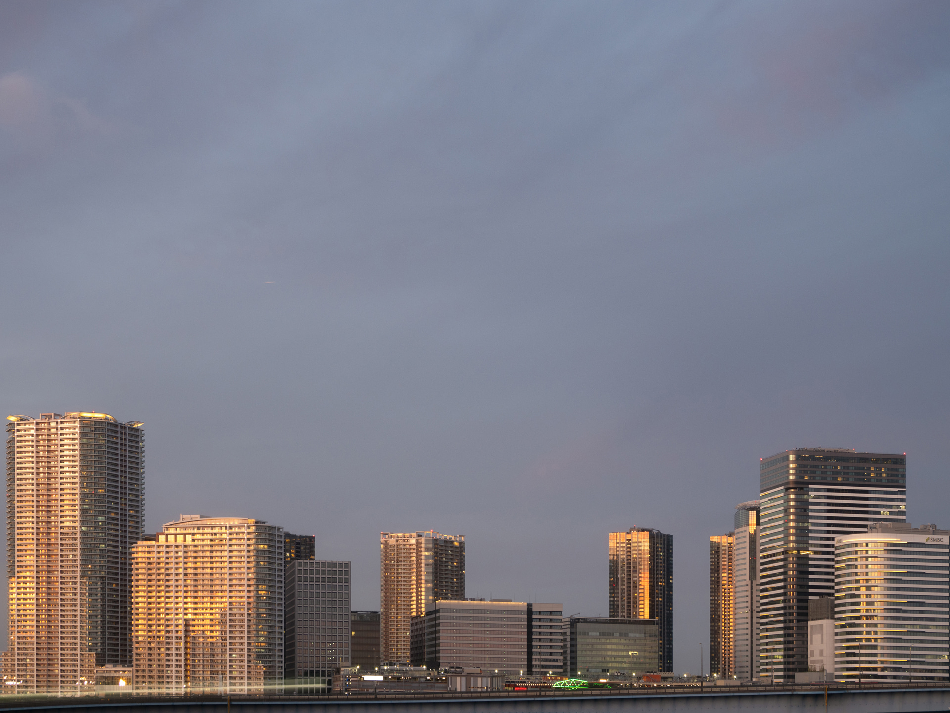 カメラ内で色相や彩度、シェーディングを直感的に操れるカラープロファイルコントロール。黄色とオレンジのビビット（彩度）を＋2にして、青色のビビットを－1にすることで、より暖色を目立たせてドラマチックで印象深い都市の夕景を表現した<br><span class="fnt-85">OMDS OM SYSTEM OM-3／M.ZUIKO DIGITAL ED 12-40mm F2.8 PRO／38mm（76mm相当）／絞り優先AE（F5.6、0.5秒、±0EV）／ISO 200／WB：オート</span>