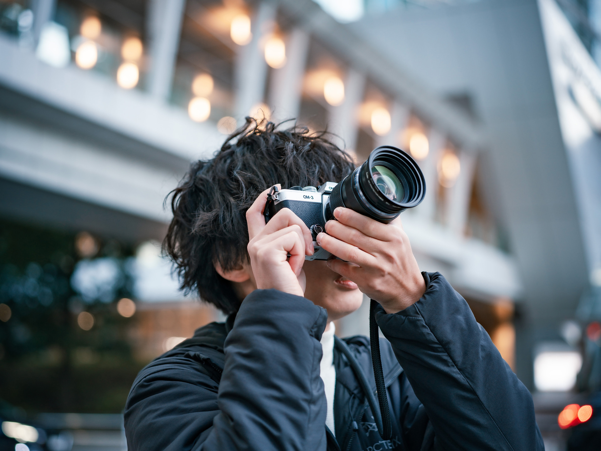 小型軽量ボディーのおかげで長時間歩き回っても疲れにくいため、出合えるシャッターチャンスもそのぶん多くなる。都市風景撮影において、軽快に動き回れることは大きなアドバンテージとなる