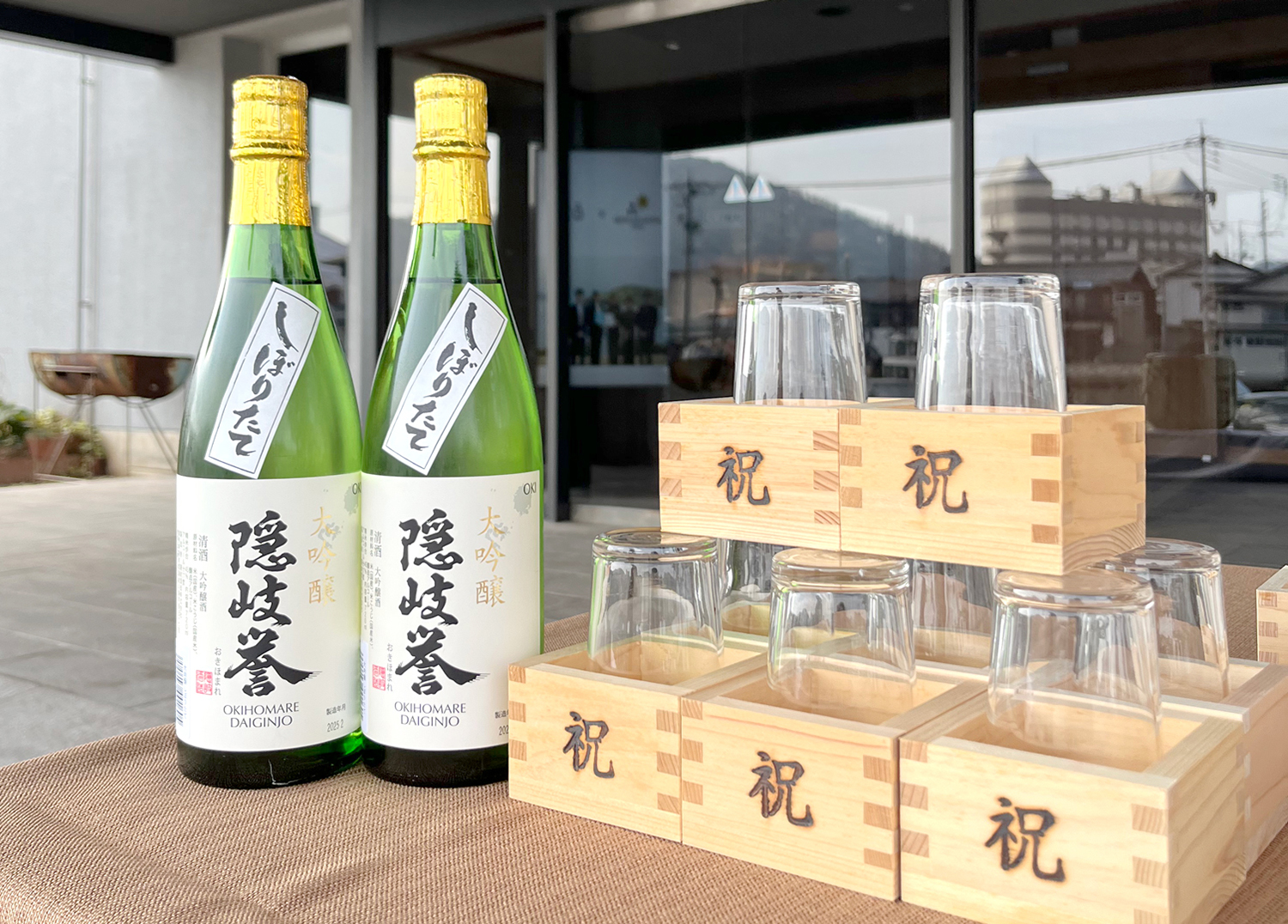 初しぼりで鏡割り