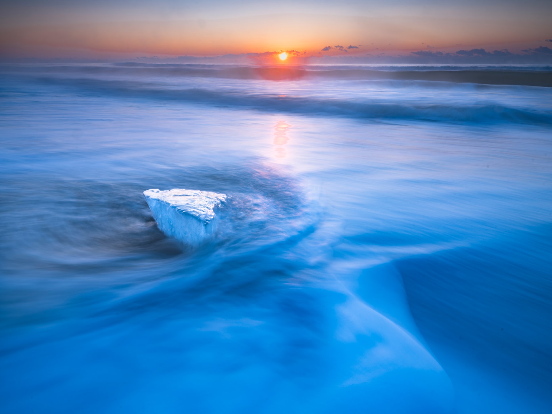 脚は海水に強い「LA-324CL」、雲台はきっちりとフレーミングを決めるための「GW-01」の組み合わせとし、波打ち際にあるジュエリーアイスに狙いを定める。そして、海水が押し寄せてくるのを待って、シャッターを切った<br><span class="fnt-85">富士フイルム GFX100／GF23mmF4 R LM WR／23mm（18mm相当）／マニュアル露出（F32、0.8秒）／ISO 100／WB：晴天</span>