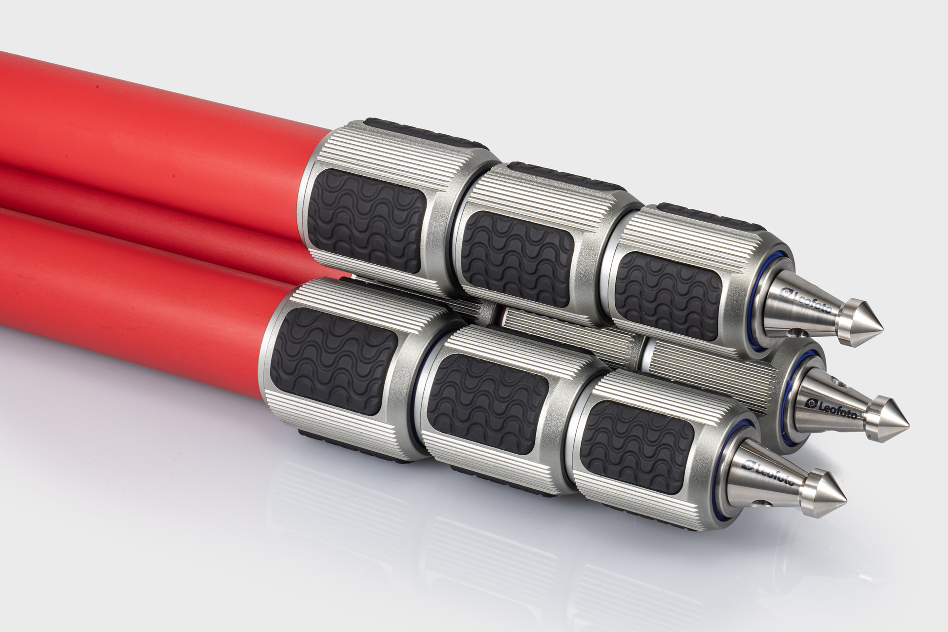 脚内部には防水・防砂機構を搭載。水辺や雨天、砂地といった過酷な環境でもメンテナンス性を損なわず撮影に集中できる。石突はゴムタイプから、付属のスパイクタイプに換装できる