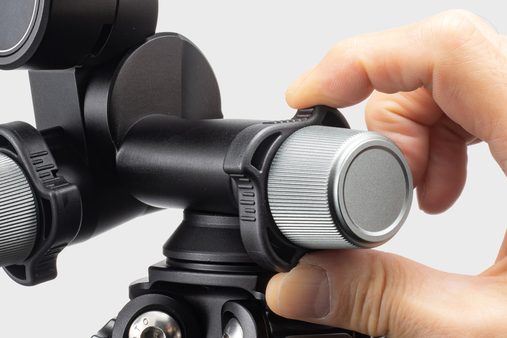 チルト軸、パン軸、スウィング軸の3軸すべてでギア調整が行える。また、樹脂製のノブを回しながら雲台本体を動かすことで、大幅な構図変更がギアを使わずに素早く行える