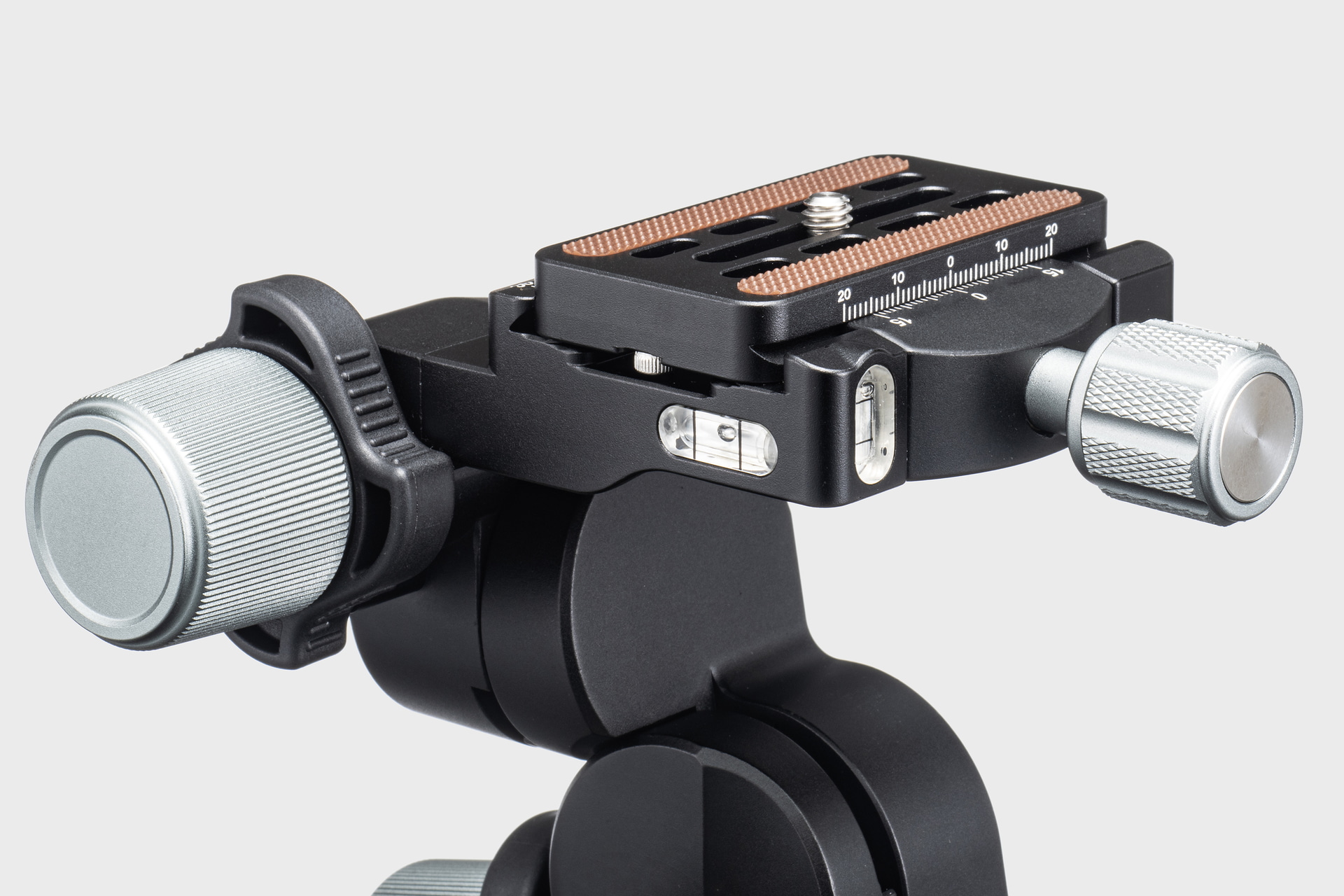 クランプ部分には水準器が2カ所搭載されている。さまざまなアングルやポジションでも水平垂直の確認が容易になる