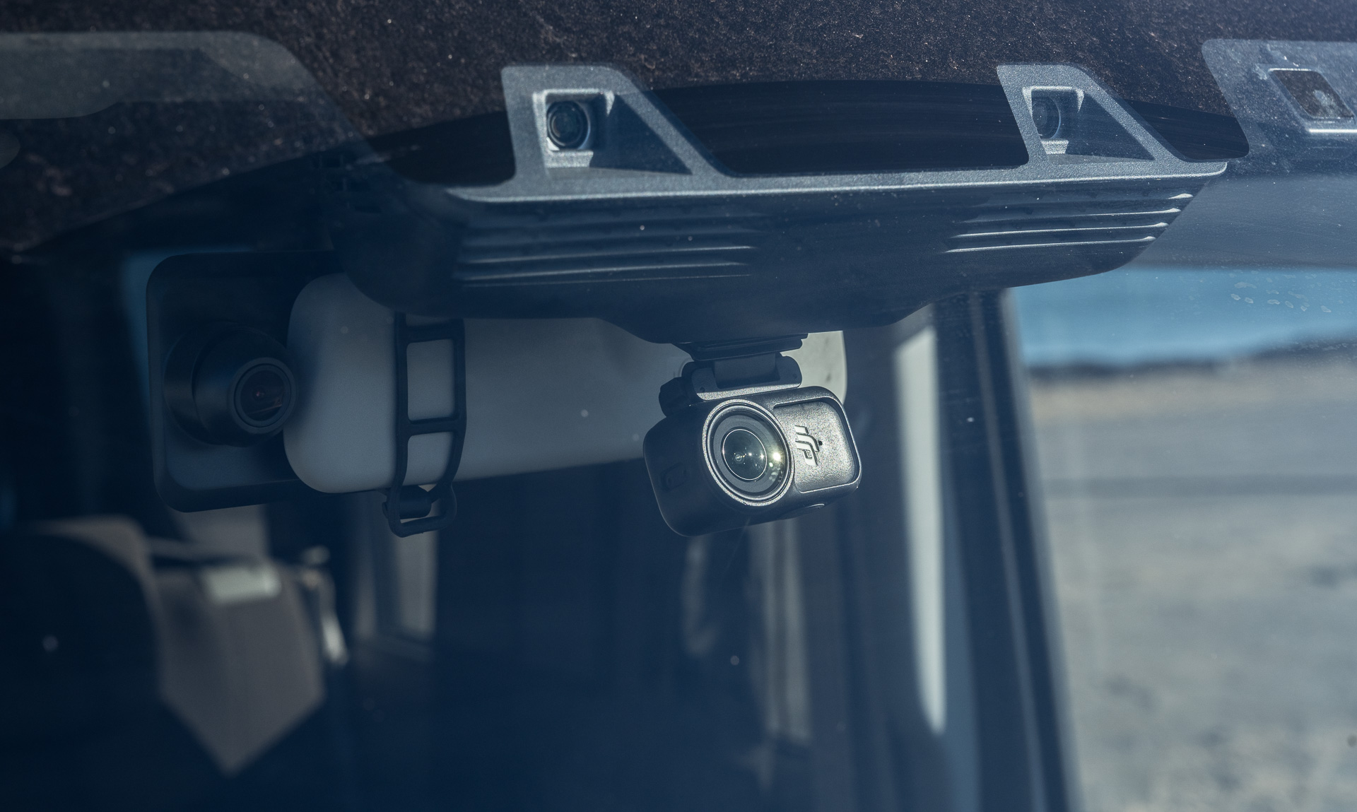 ルームミラーの裏あたりにマグネット補助プレートを貼った。車内からはカメラが見えず邪魔にならない位置だ