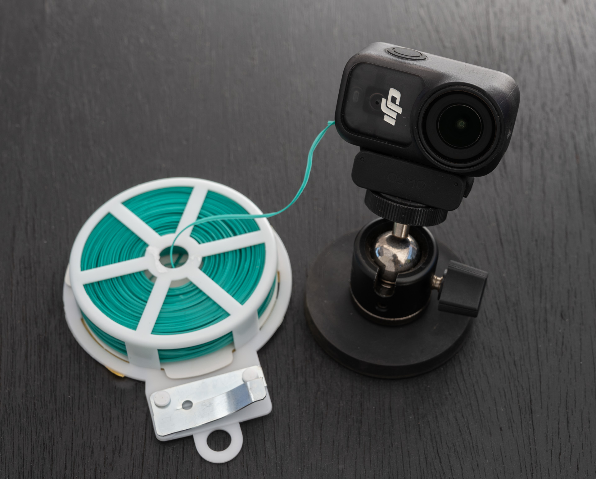 テザーとして使ったのは<a href="https://jp.daisonet.com/products/4550480324067">ダイソー「園芸用ワイヤー入りビニールひも」</a>カメラが軽いのでこうしたもので十分だ。