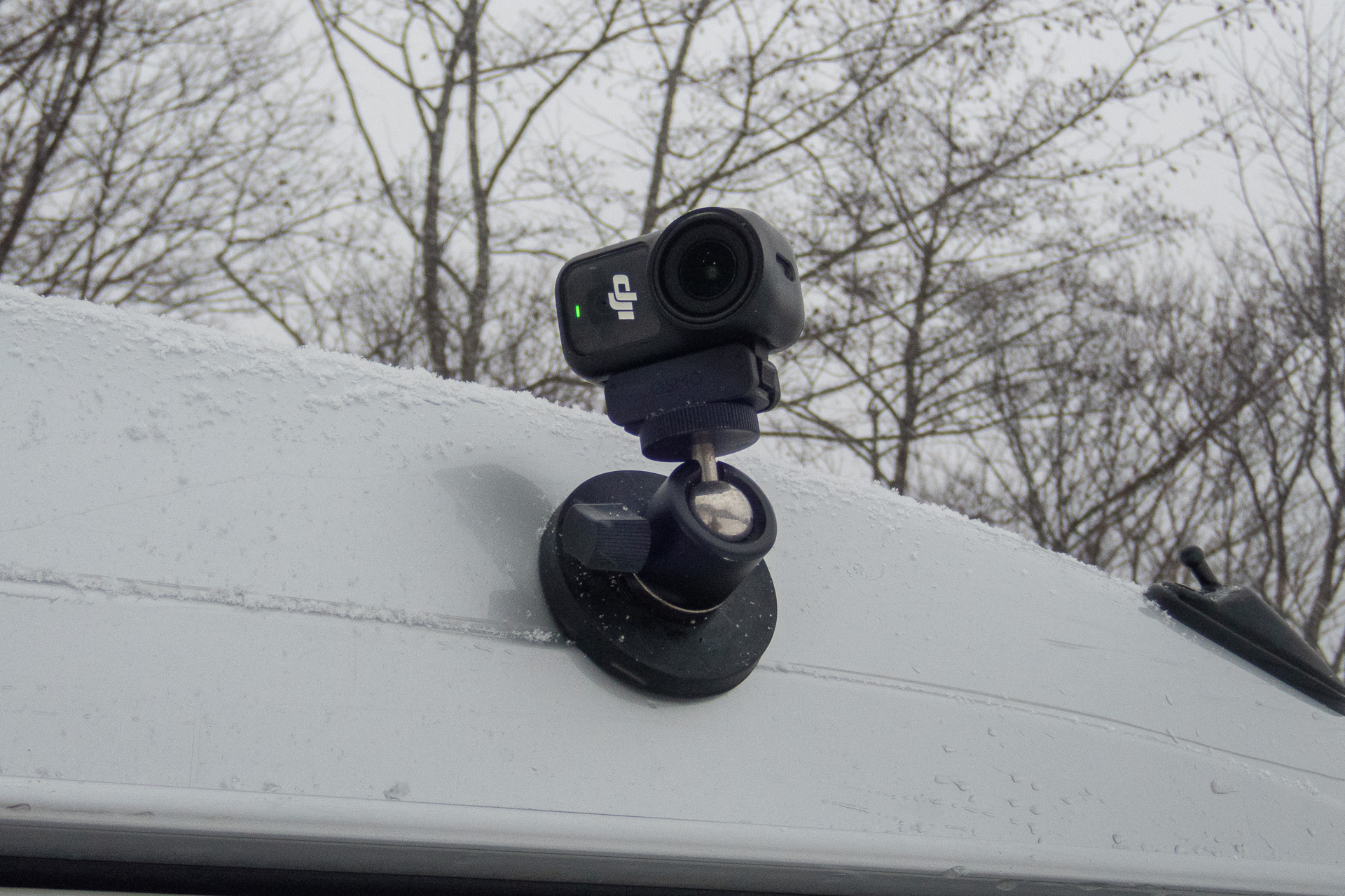 ボディ上部に取り付けたところ。ボディからはみ出さない位置に取り付ける。また、この写真はテザー前。このあと、ワイヤー入りビニール紐をドア隙間を通して車内に引き込んで固定した。