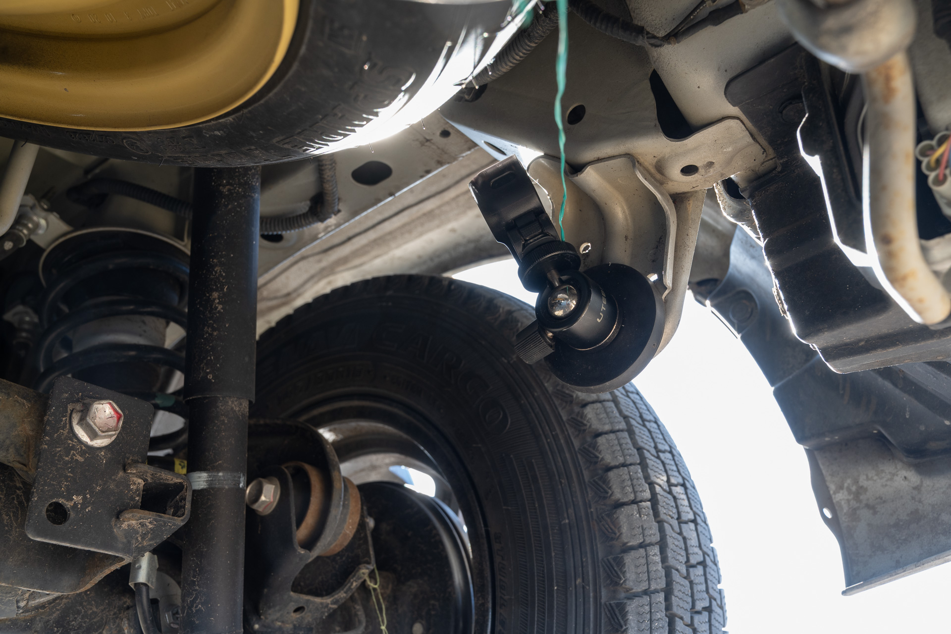 リア側はOsmo 両方向クイックリリース式折りたたみアダプターマウントと別購入の強力マグネットマウントで取り付け