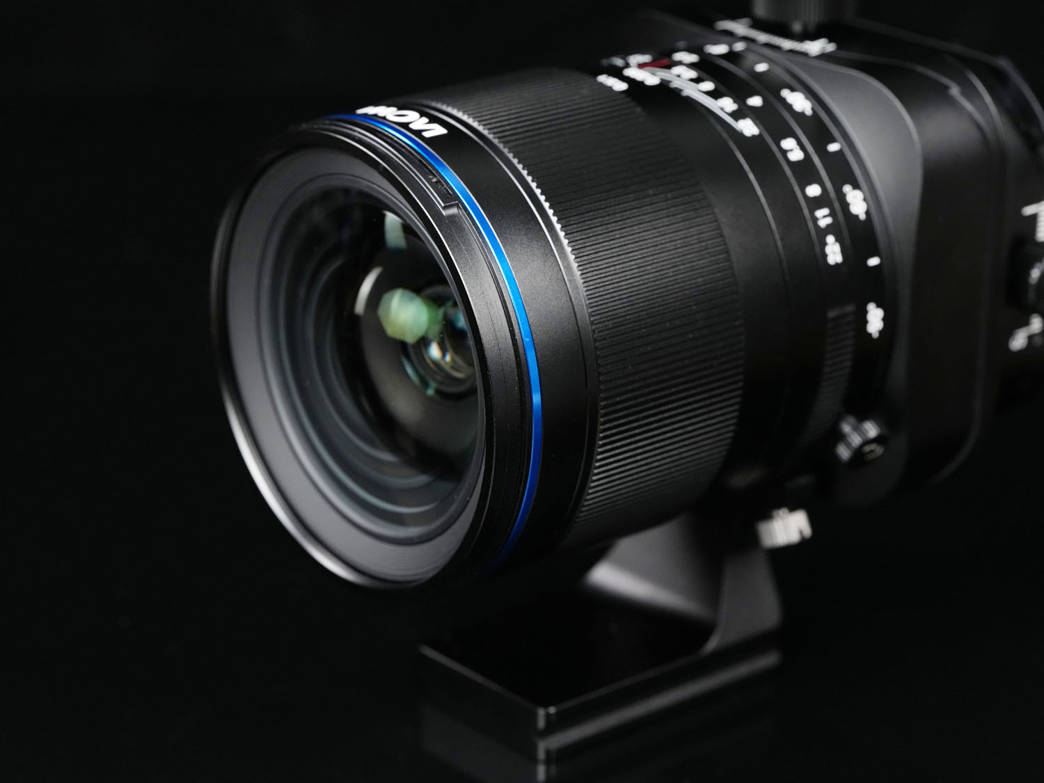 アルカスイス互換の三脚座が付属