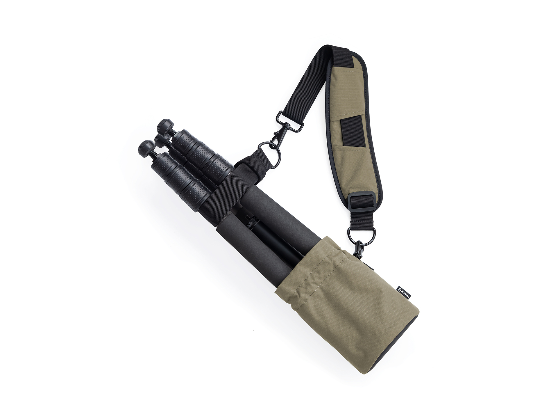 ポシェットに雲台を収納し、脚をストラップで固定するパターンもある