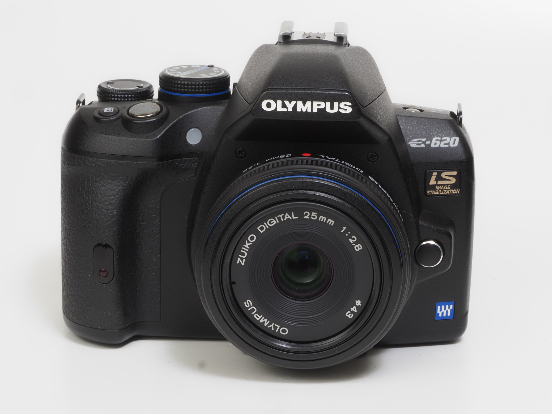 フィルムOMへの意識がないとは言わせません、このフォルムは。ただ、エッジを面取りしたみたいで緊張感は失われた感じがします。それにE-620にデザイン的に一番似合うフォーサーズマウントレンズはZUIKO DIGITAL 25mm F2.8以外に思い当たらないわけ。