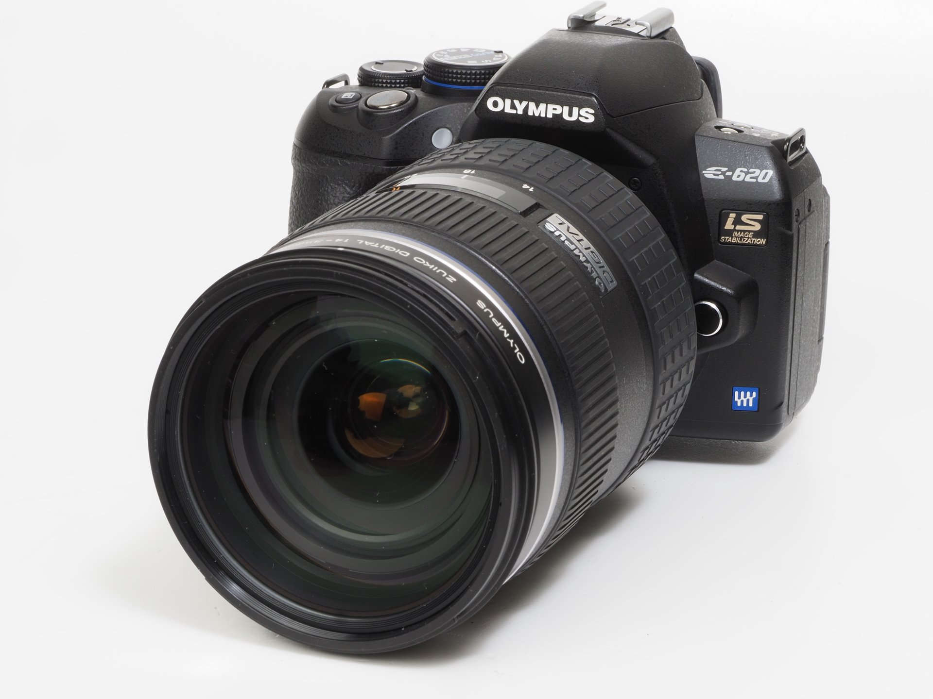 ZUIKO DIGITAL ED 14-35mm F2.0 SWDを装着してみます。意欲的な大口径ズームレンズですが太い鏡筒の陰にボディが隠れてしまいそうです。本レンズは銘玉だと思うのですが、このサイズ・重さですから持ち出すのに覚悟が必要です。