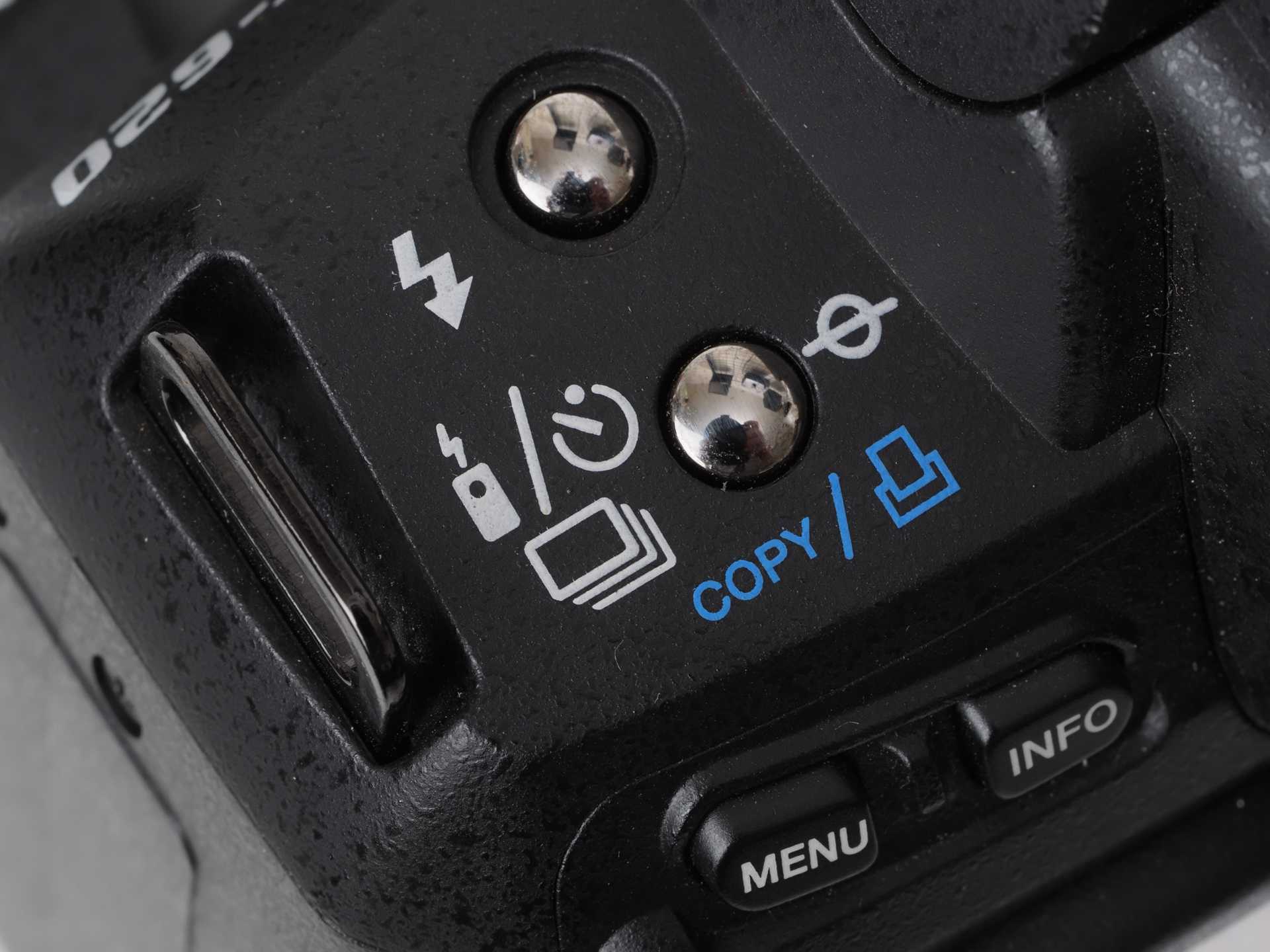 ボディ左上の設定部。機能面では言うことないけど、銀色のボタンは高級感を演出しようとして、外した感じがしますね。