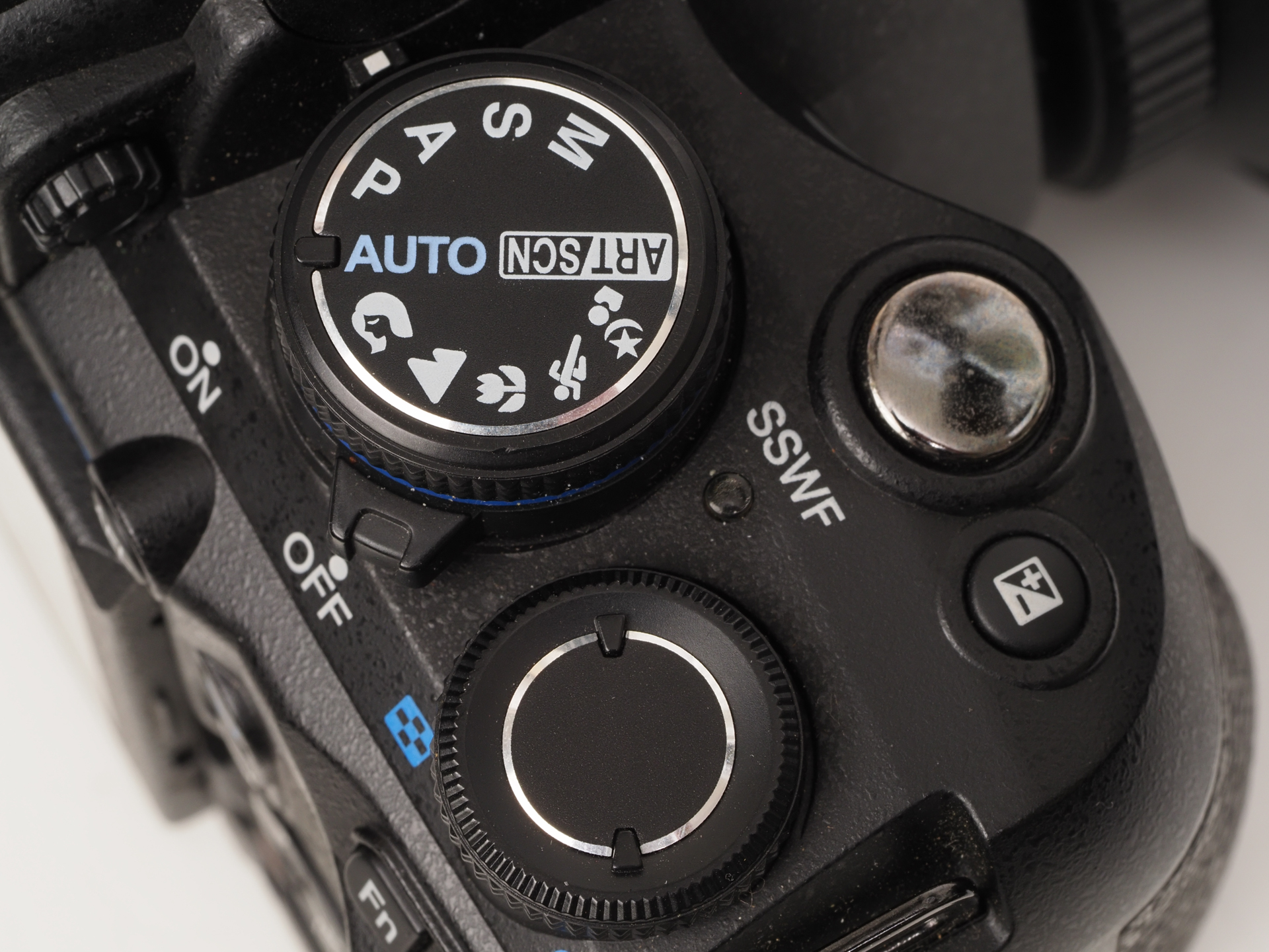 こちら右手側です。シャッターボタンも銀色なんですぜ。このあたりの意匠のあり方について、お話を伺いたいものであります。