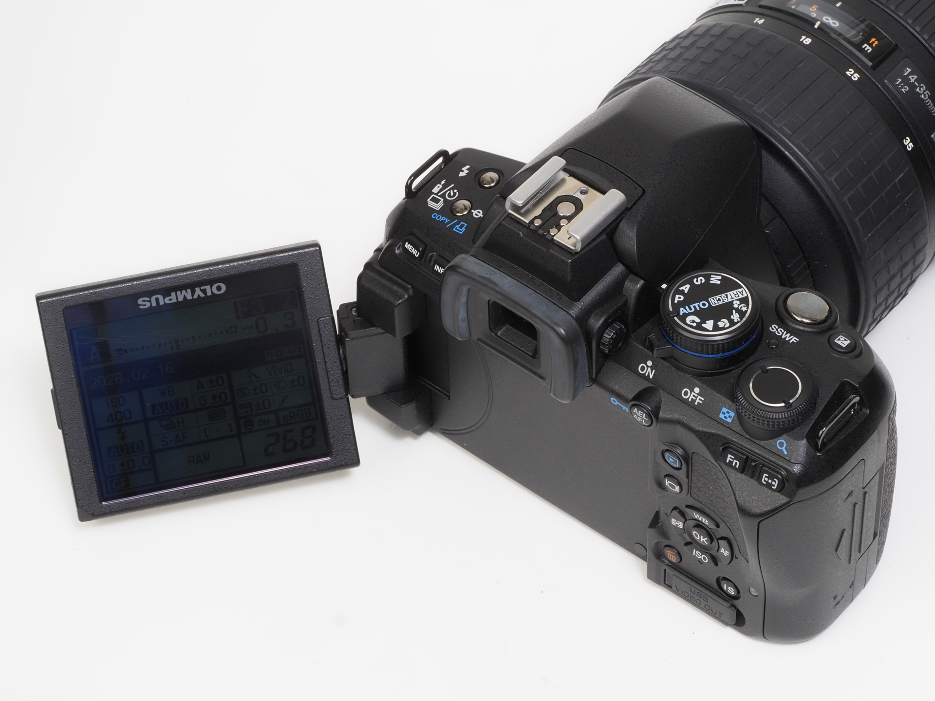 バリアングルのLCDを採用しています。ライブビュー時の撮影を意識させ簡便化することで一眼レフであることを忘れさせようとする意図があるのかもしれません。