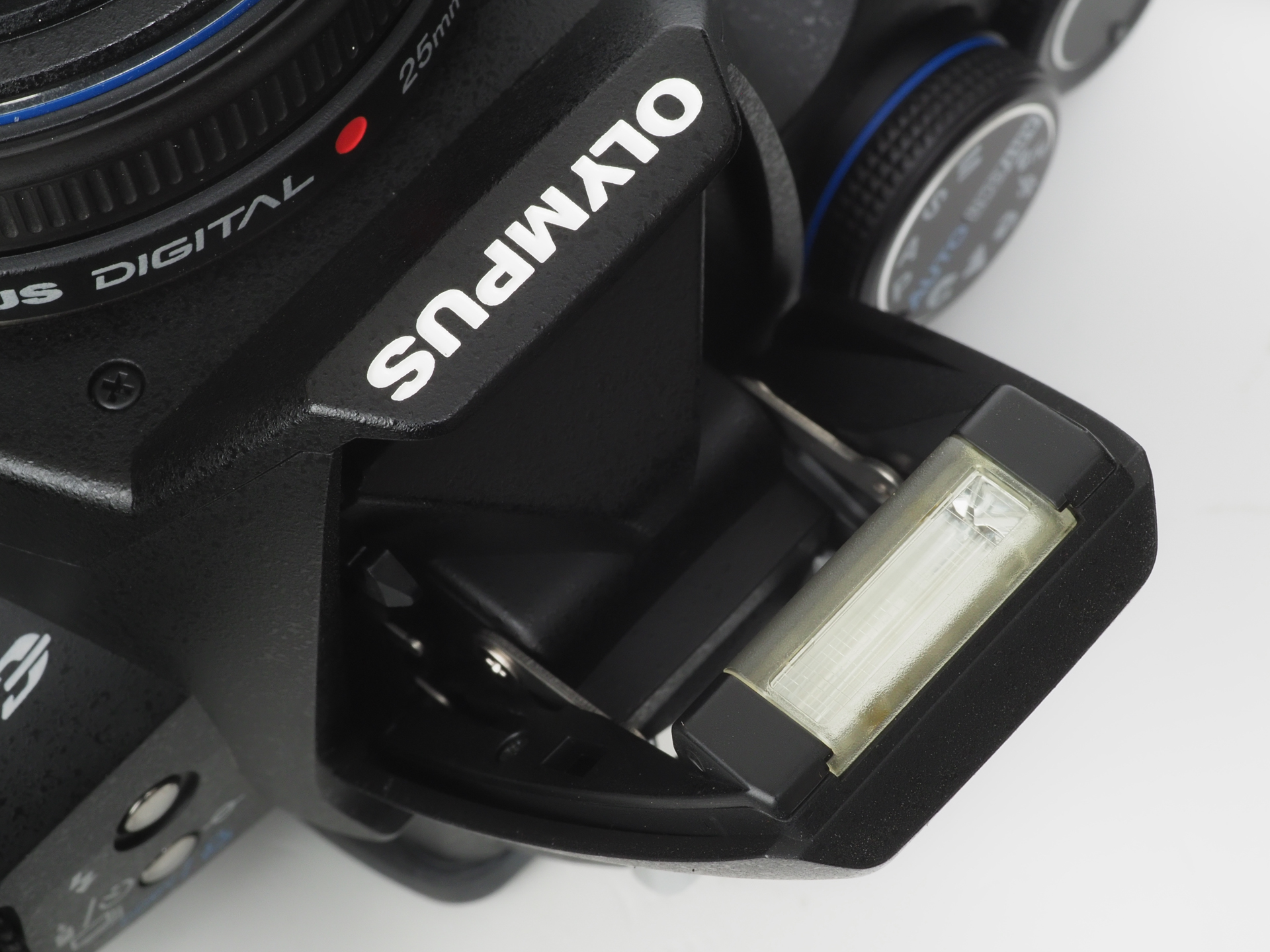 フラッシュを内蔵していますが、ペンタプリズムとの収まり感はいいですね。筆者はおそらく死ぬまで使わないと思います。