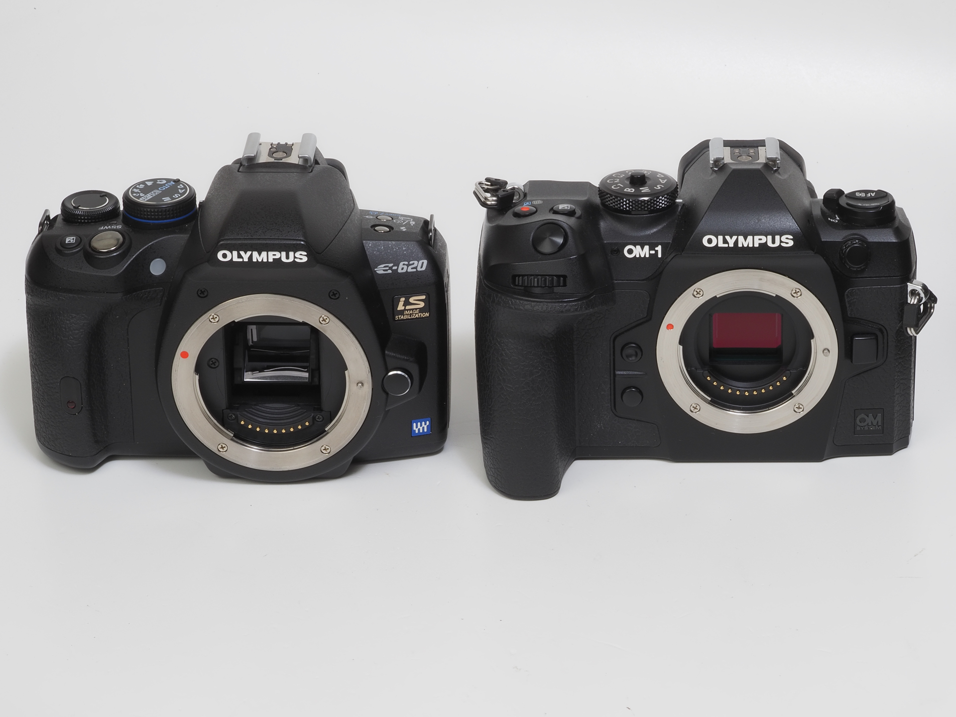 OM SYSTEM OM-1（右）と並べてみます。長さはE-620の方が短い。禁断の比較でした。E-620はフラッシュ非内蔵でしたら、OM-1フォルムに近づけるかも。というか、E-620はフィルムOM-1に遠慮してデザインされたようにも見えてきます。