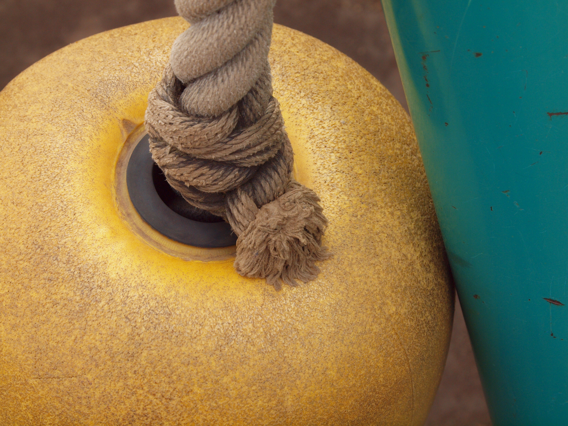 毎度質感描写を確かめるために撮影する遊具。最短撮影距離近辺では線が少々太い描写をします。<br><span class="fnt-85">オリンパス E-620／LEICA D VARIO-ELMAR 14-50mm F3.8-5.6／50mm（100mm相当）／絞り優先AE（1/160秒、F10、±0.0EV）／ISO 400</span>