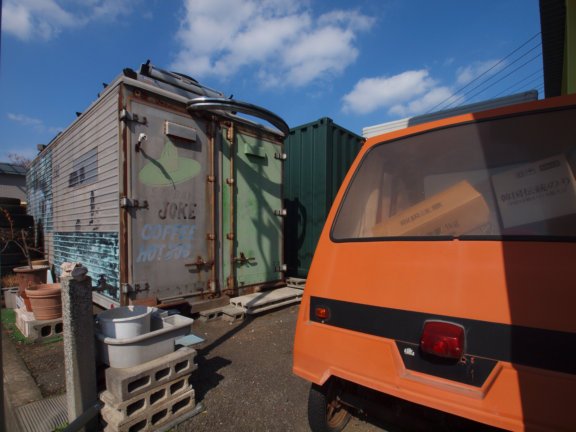 超広角レンズを装着して小さな光学ファインダーを覗くと、実際の写真の出来上がりの差異に驚くことがあります。筆者は根性が足りないのでライブビュー撮影しております。<br><span class="fnt-85">オリンパス E-620／ZUIKO DIGITAL ED 9-18mm F4-5.6／9mm（18mm相当）／プログラムAE（1/400秒、F11、−0.3EV）／ISO 200</span>