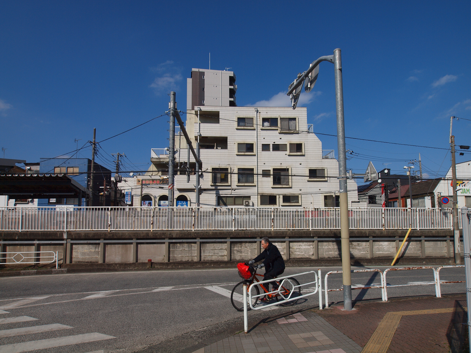 イメージャAF対応レンズなので、ライブビュー撮影します。バリアングルを使用してカメラを頭上に掲げてフレーミングしております。<br><span class="fnt-85">オリンパス E-620／ZUIKO DIGITAL ED 9-18mm F4-5.6／11mm（22mm相当）／プログラムAE（1/1,250秒、F8.0、−0.3EV）／ISO 200</span>