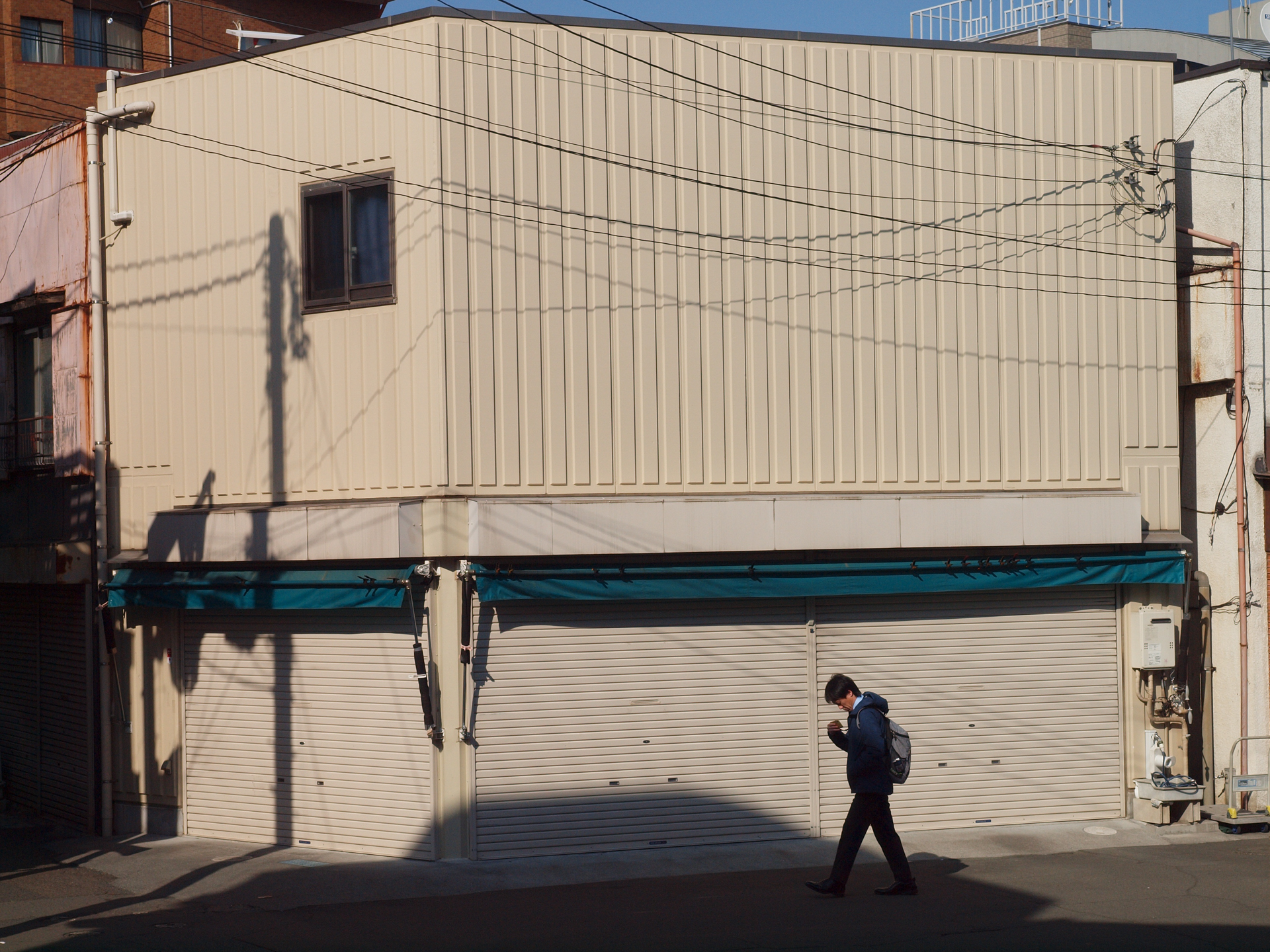 建物の線も真っ直ぐで、まるで筆者の真面目な性格を表しているようなレンズであります。<br><span class="fnt-85">オリンパス E-620／ZUIKO DIGITAL ED 12-60mm F2.8-4.0 SW／35mm（70mm相当）／プログラムAE（1/640秒、F10、±0.0EV）／ISO 200</span>