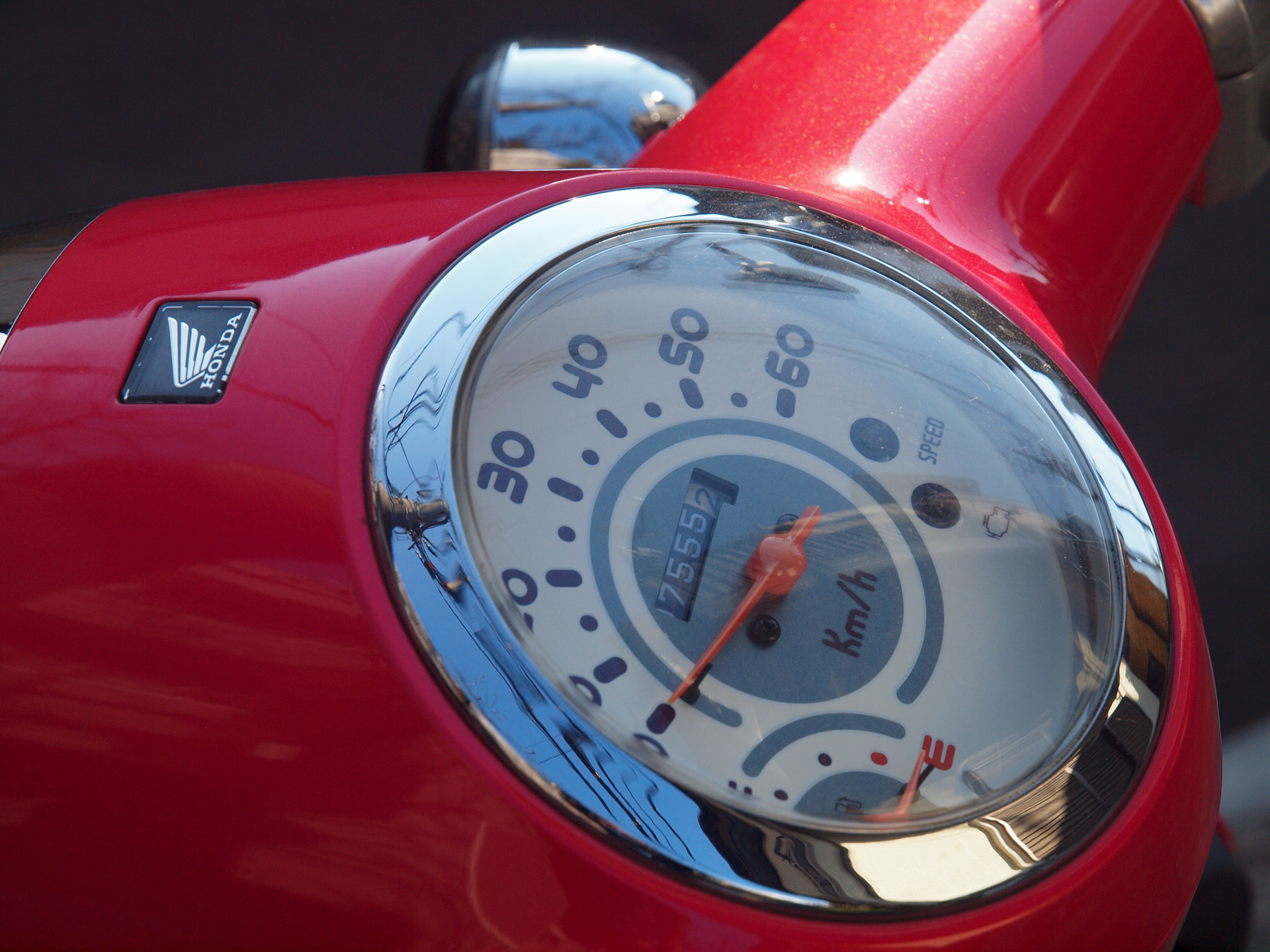 最近のスクーターの速度計はこんなにカワイイのですか。なるほどということで撮影してみます。階調がキレイな再現です。<br><span class="fnt-85">オリンパス E-620／ZUIKO DIGITAL ED 12-60mm F2.8-4.0 SW／49mm（98mm相当）／プログラムAE（1/320秒、F7.1、−0.3EV）／ISO 200</span>