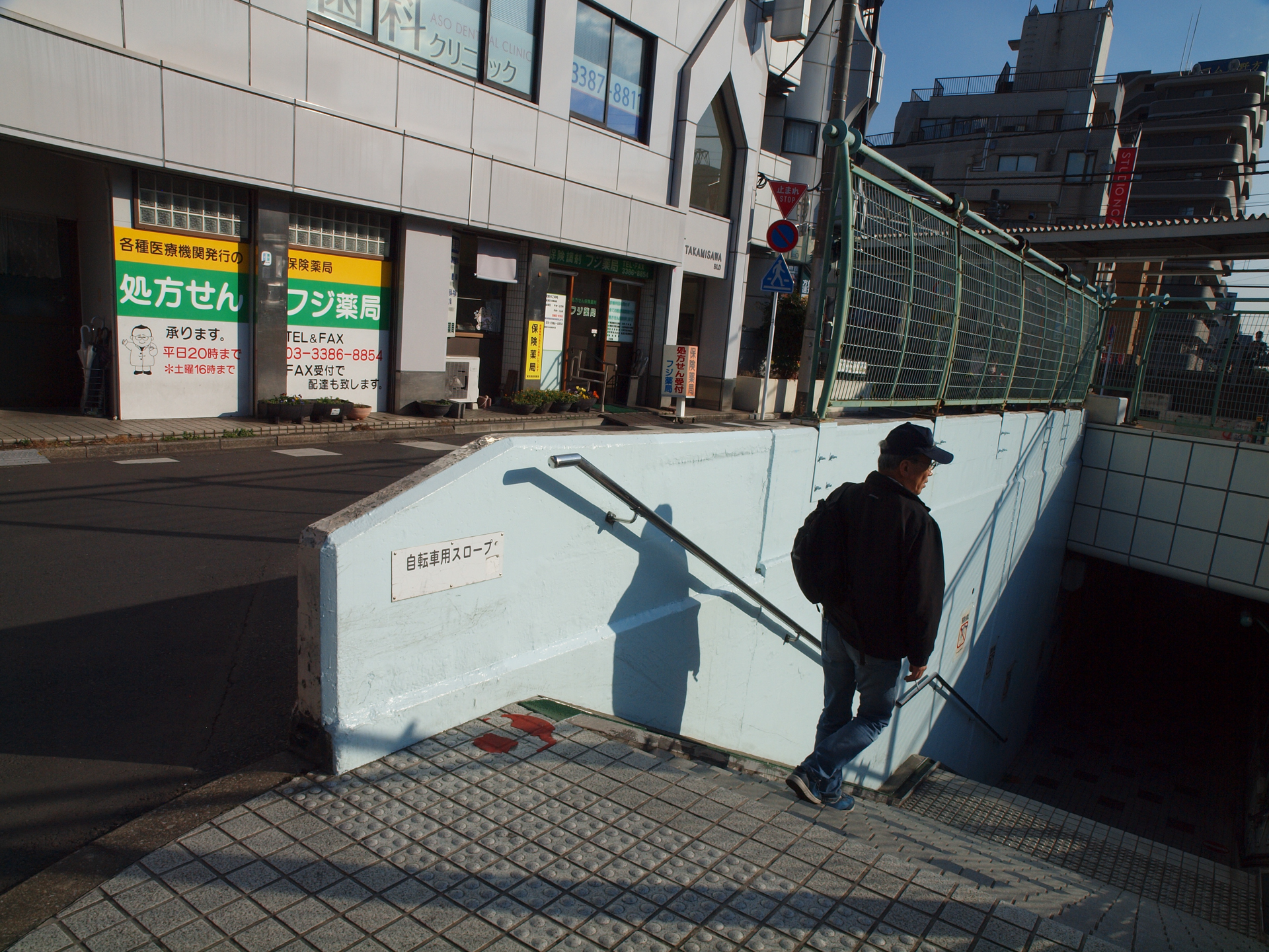 この12-60mmレンズも死蔵しておりました。今回本気で使用した感があるのですが、現役当時はこんなものかと思ってましたが素晴らしいですね。マイクロフォーサーズ機で使うかなあ。<br><span class="fnt-85">オリンパス E-620／ZUIKO DIGITAL ED 12-60mm F2.8-4.0 SW／12mm（24mm相当）／プログラムAE（1/500秒、F11、−0.3EV）／ISO 200</span>