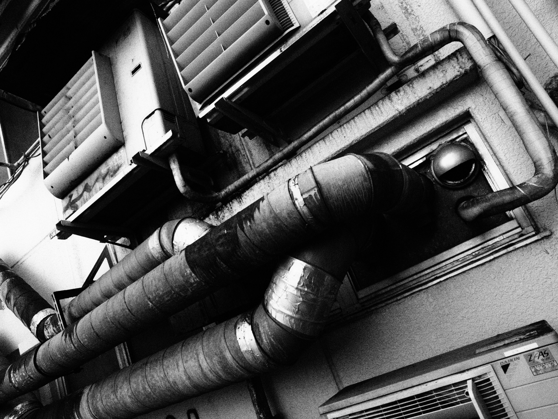 ニュートラルなモノクロに興味のない方も多いようで、ラフモノクロームに設定してみます。ハイライトの飛び方とか気に入らないので、OM Workspaceで手を入れました。<br><span class="fnt-85">オリンパス E-620／ZUIKO DIGITAL ED 12-60mm F2.8-4.0 SW／12mm（24mm相当）／絞り優先AE（1/125秒、F5.0、±0.0EV）／ISO 400</span>