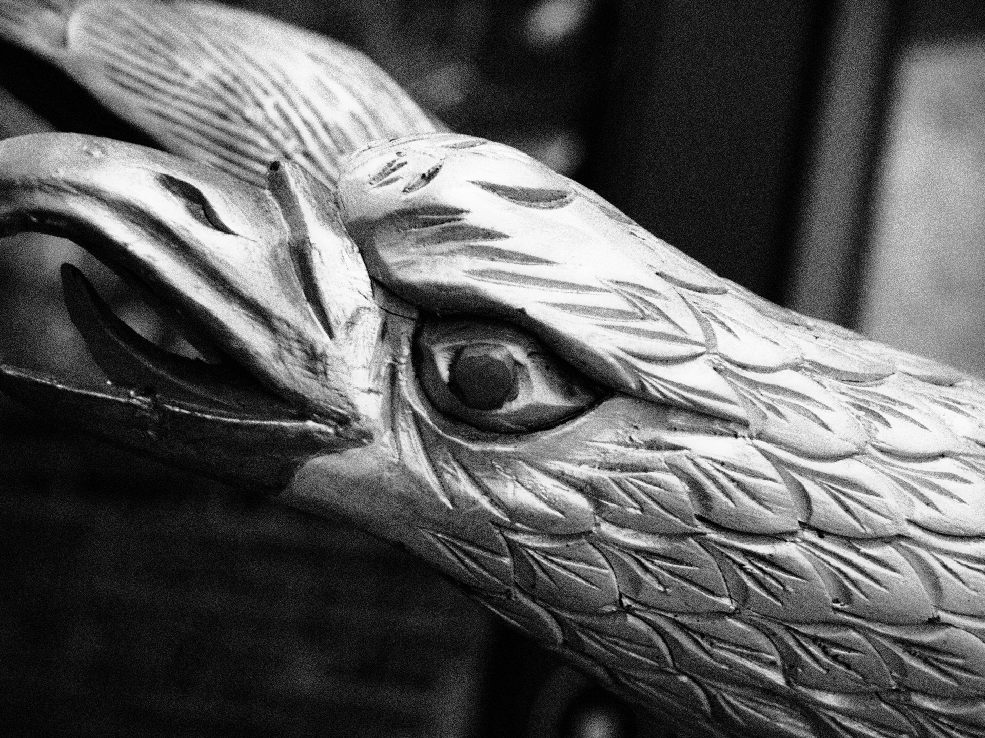 写真学生1年生の課題みたいな調子になったラフモノクロームも載せておきます。現行の同じモードより雑な感じがするのは気のせいでしょうか。<br><span class="fnt-85">オリンパス E-620／ZUIKO DIGITAL ED 12-60mm F2.8-4.0 SW／33mm（66mm相当）／絞り優先AE（1/15秒、F3.6、±0.0EV）／ISO 400</span>