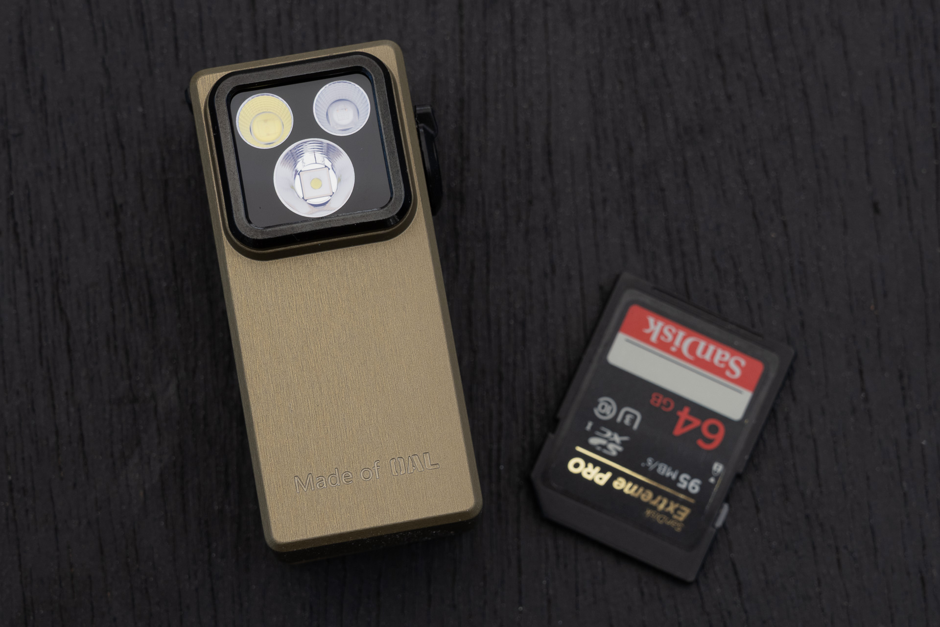 SDカードと並べてみると小さいことが実感できる