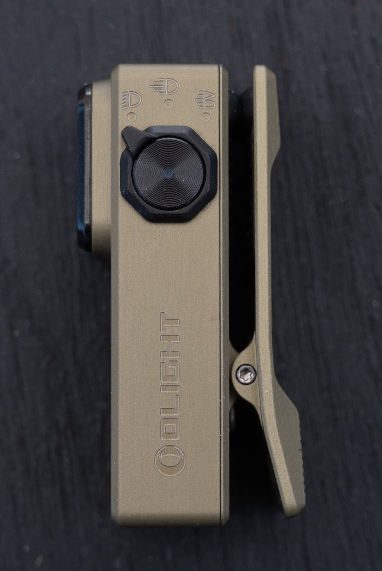 ダイヤルでフラッドライト、スポットライト、UVライトを切り替える