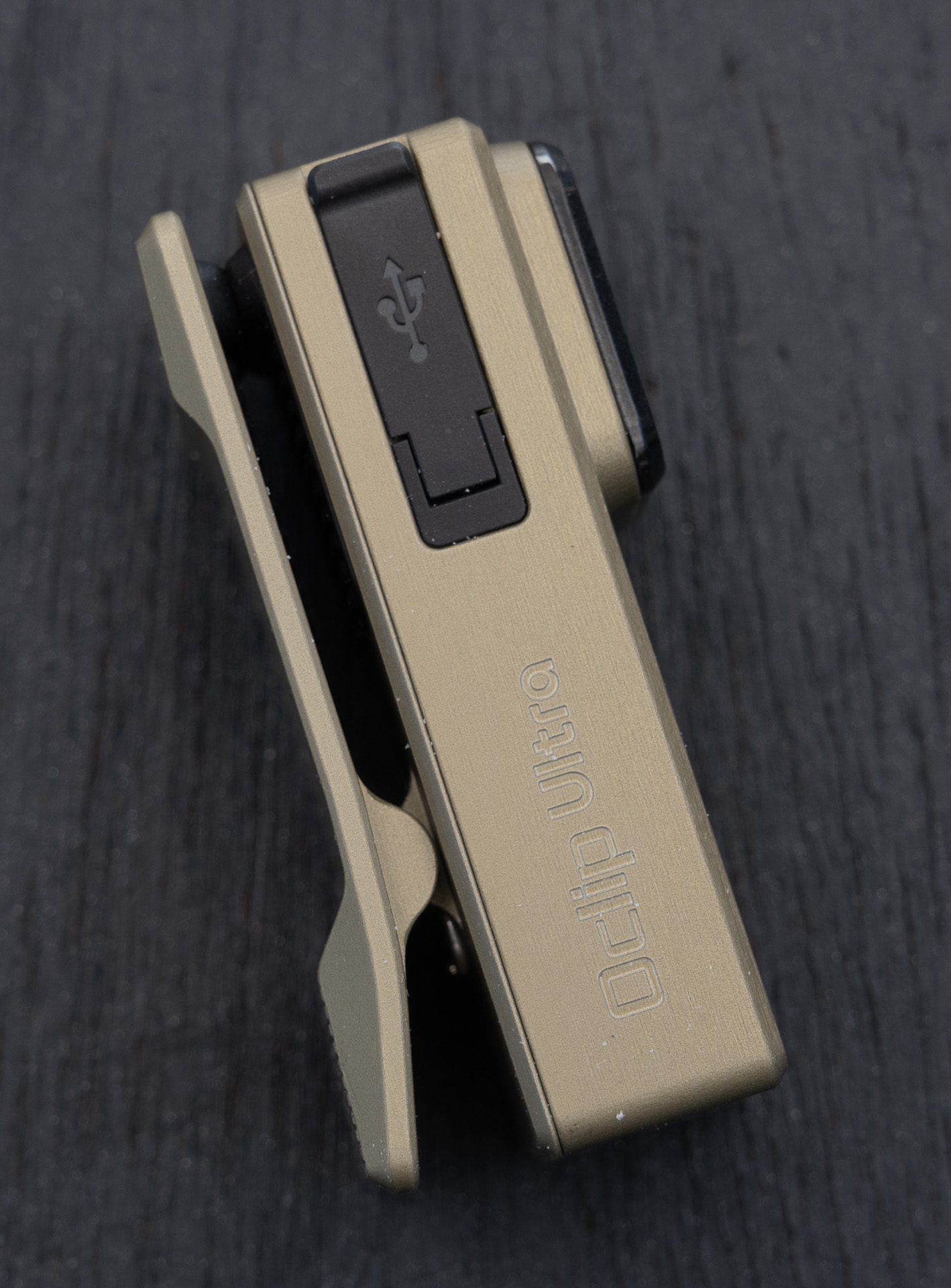 充電はUSB Type-C。コネクタのカバーにもヒンジが付いていて質感が高い上に耐久性も高そうだ