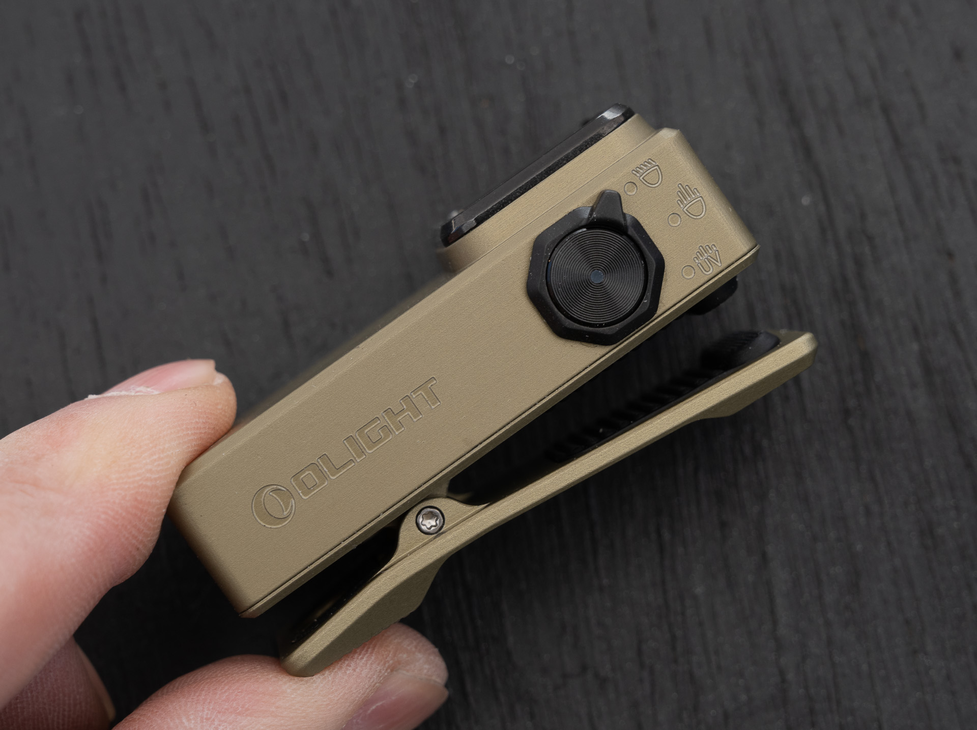 背面にはクリップ装備。クリップにはマグネットが仕込まれている