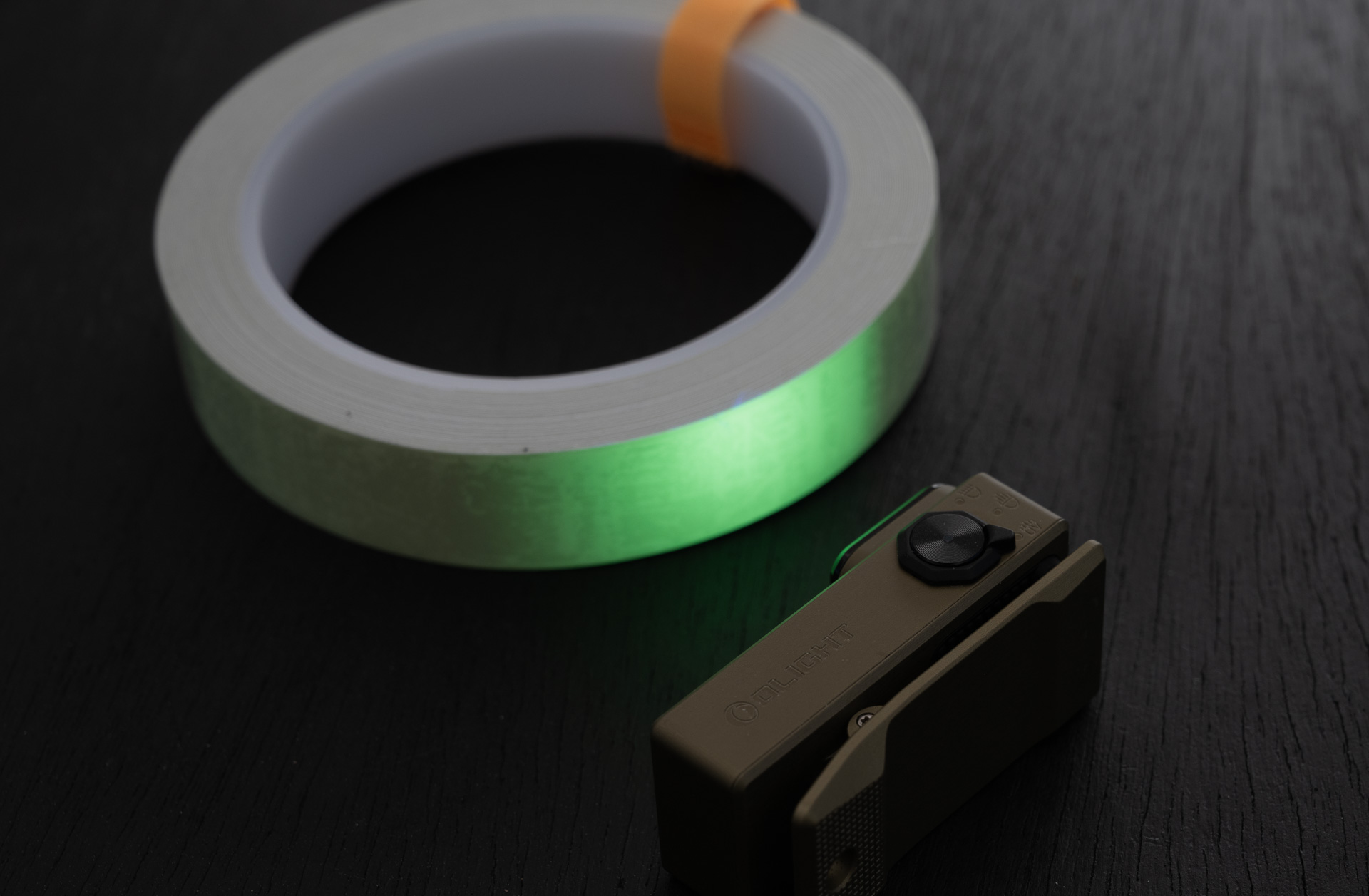 蓄光テープにUVライトを当てると強く蛍光を発する。また短時間で蓄光することができる