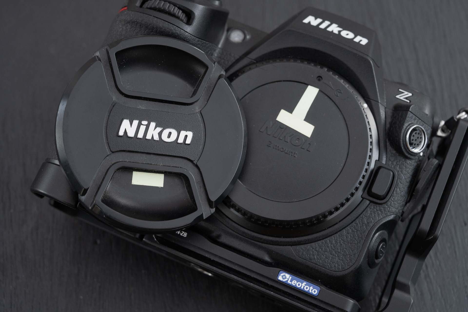 レンズキャップやボディキャップに蓄光テープを貼っておく