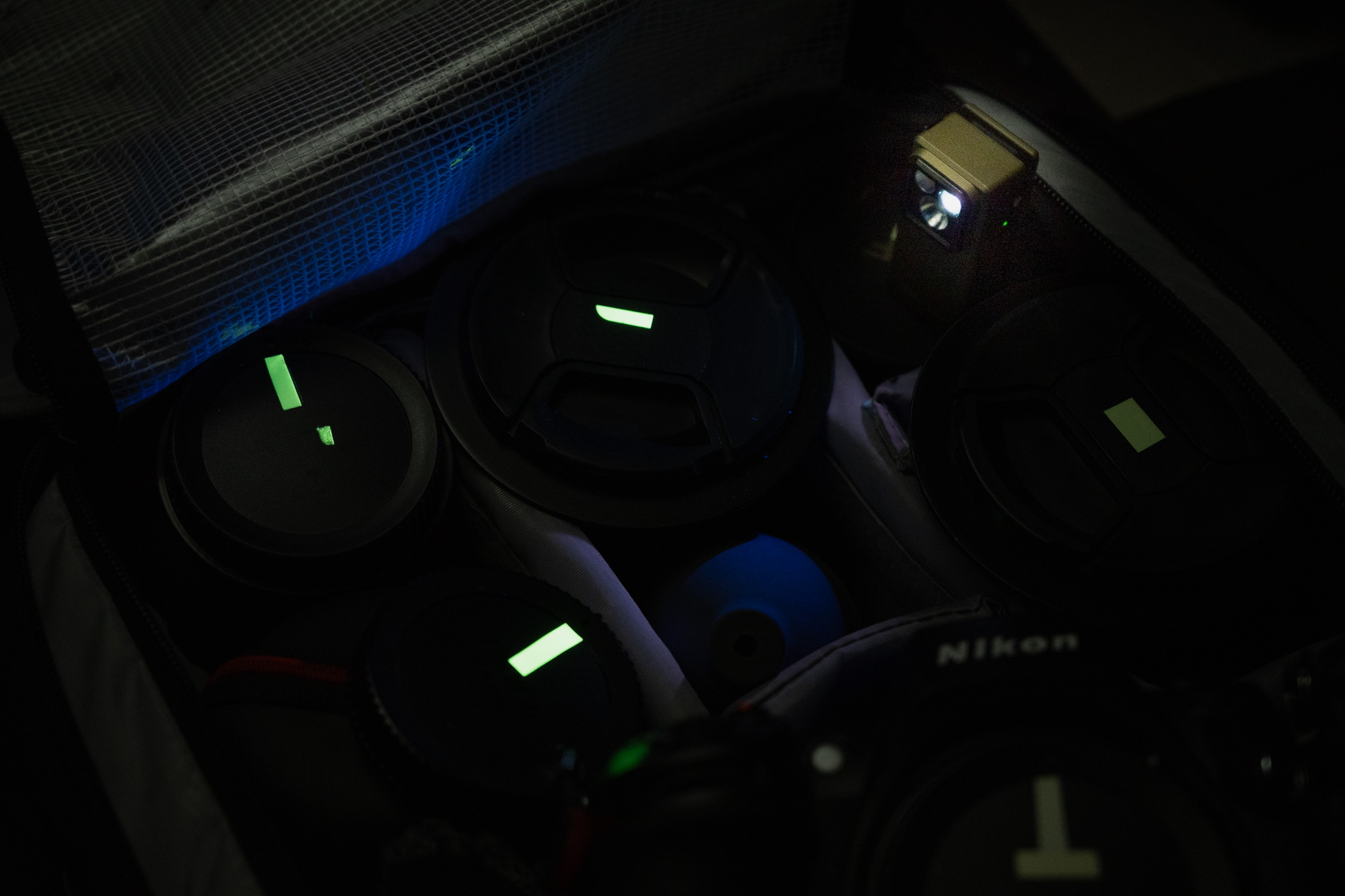 キャップに貼った蓄光テープがUVライトで光っている