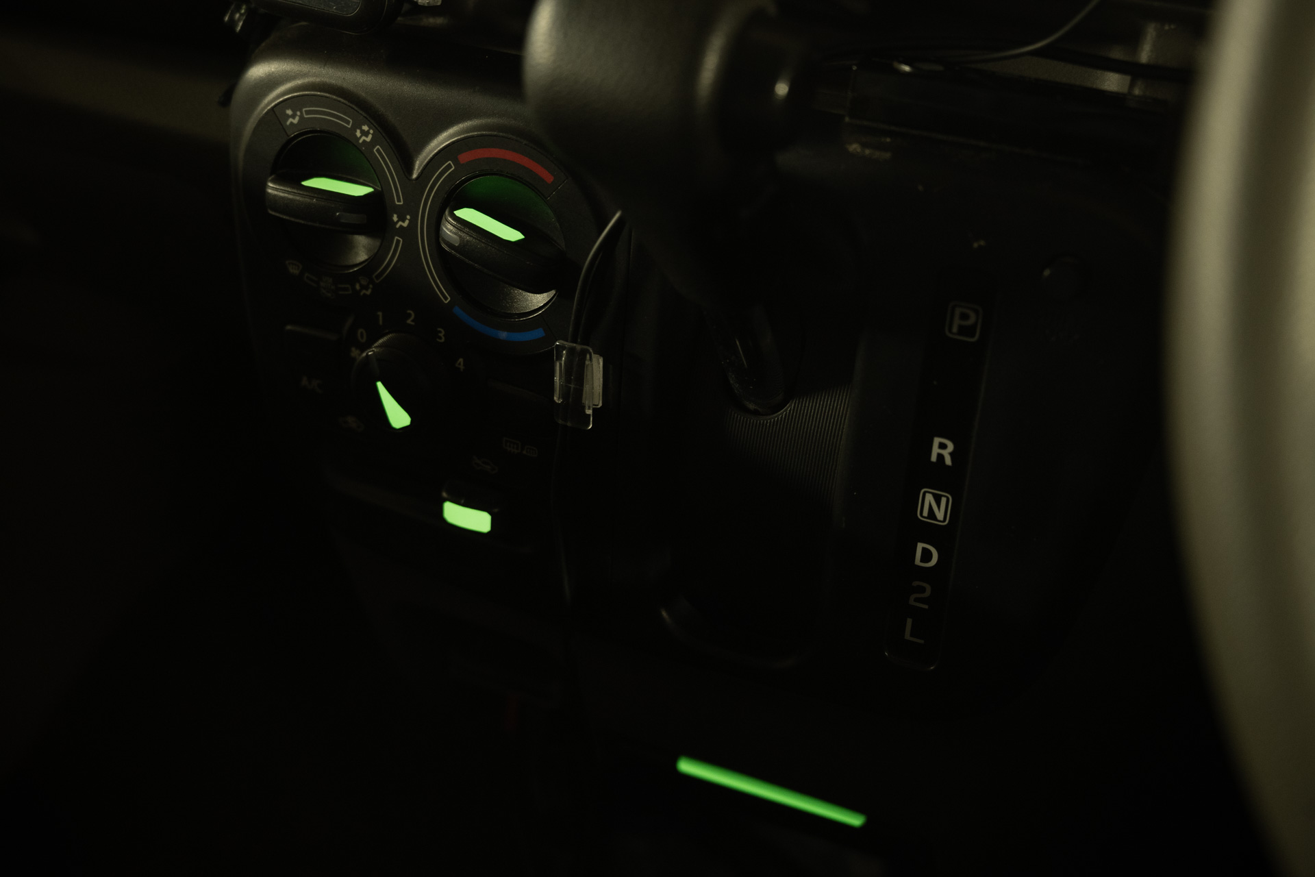 蓄光テープを貼れば、夜間にライトをつけなくてもスイッチ類の場所がわかる