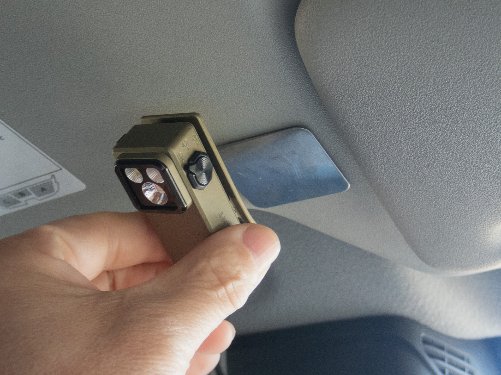 スチールプレートを天井に貼り付ければ、ちょうど良い車内照明になる