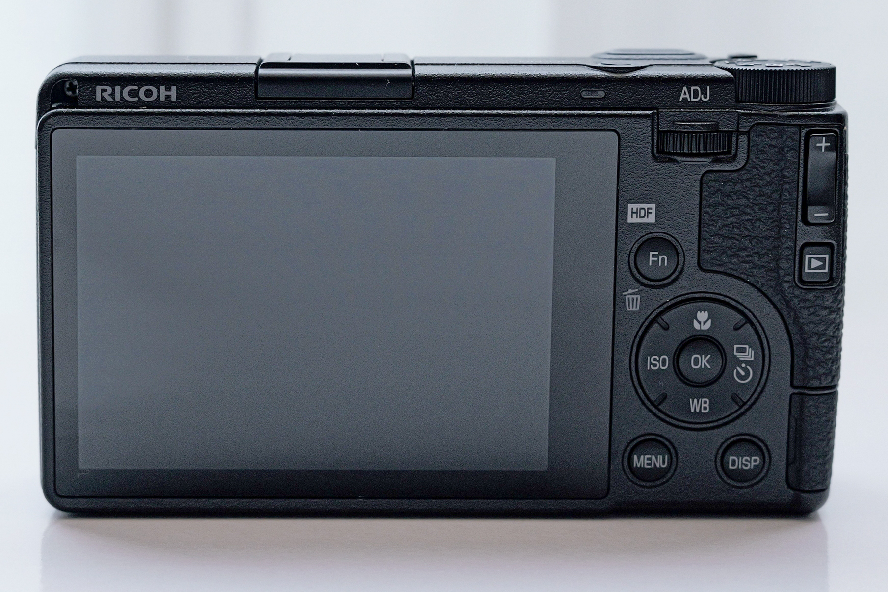 私はGR IVで、Fnボタンにクロップ機能を割り当てて使用しているので、どこに入れようか悩みどころでしたが、今回の撮影ではクロップ機能をISOボタンに割り当てて使用してみました