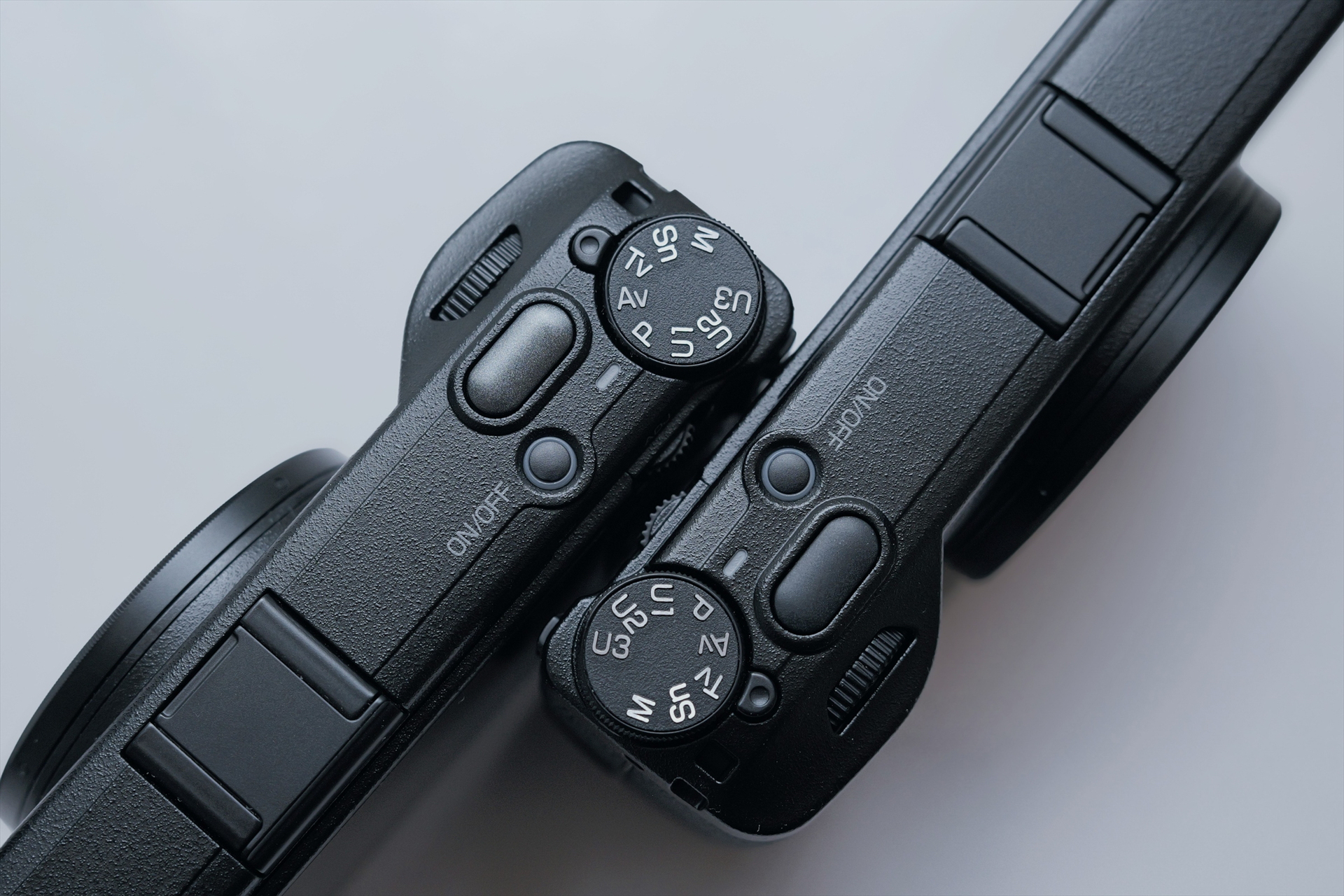 左がGR IV HDF、右がGR IV。外観の違いはシャッターボタンのみ