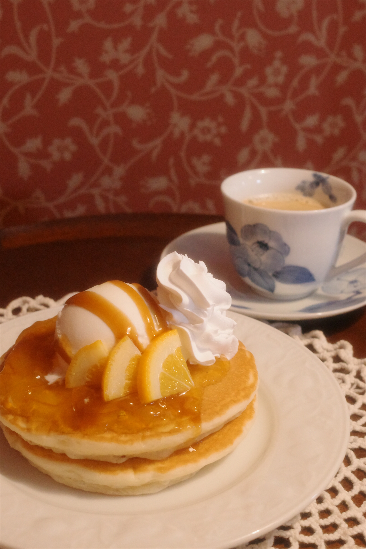 アイスクリーム、生クリーム、シズル感の照りなど、ハイライトにHDFが効いている<br><span class="fnt-85">GR IV HDF／18.3mm（クロップ50mm）／絞り優先AE（F4.5、1/30秒、+0.7EV）／ISO 3200／WB：AWB／イメージコントロール：ネガフィルム調</span>