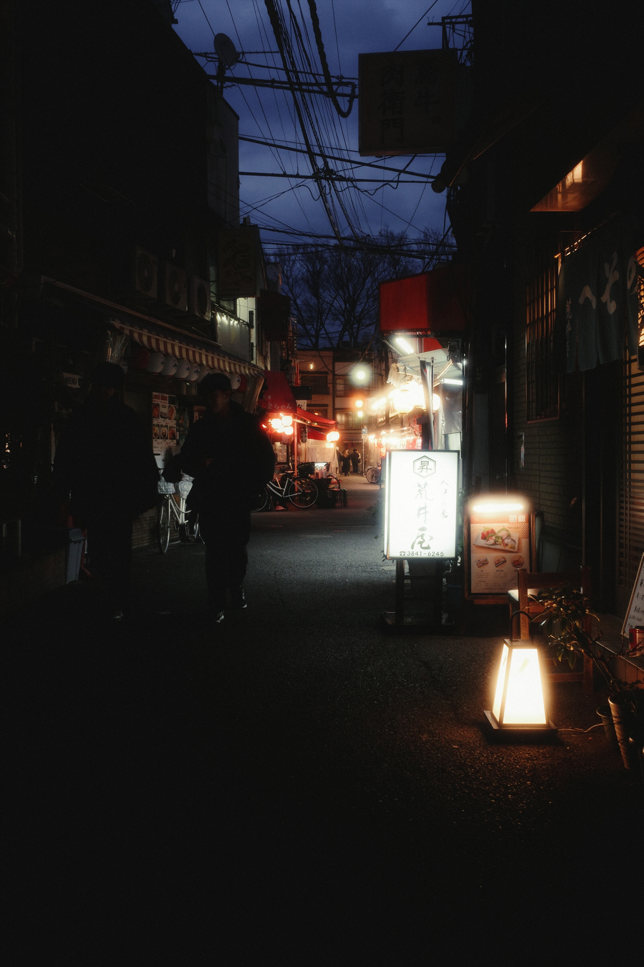 光源の芯を残して光が広がることで夜の街の雰囲気が一層引き立つ<br><span class="fnt-85">GR IV HDF／18.3mm（クロップ35mm）／絞り優先AE（F4.5、1/30秒、－0.3EV）／ISO 800／WB：AWB／イメージコントロール：シネマ調（Y）</span>