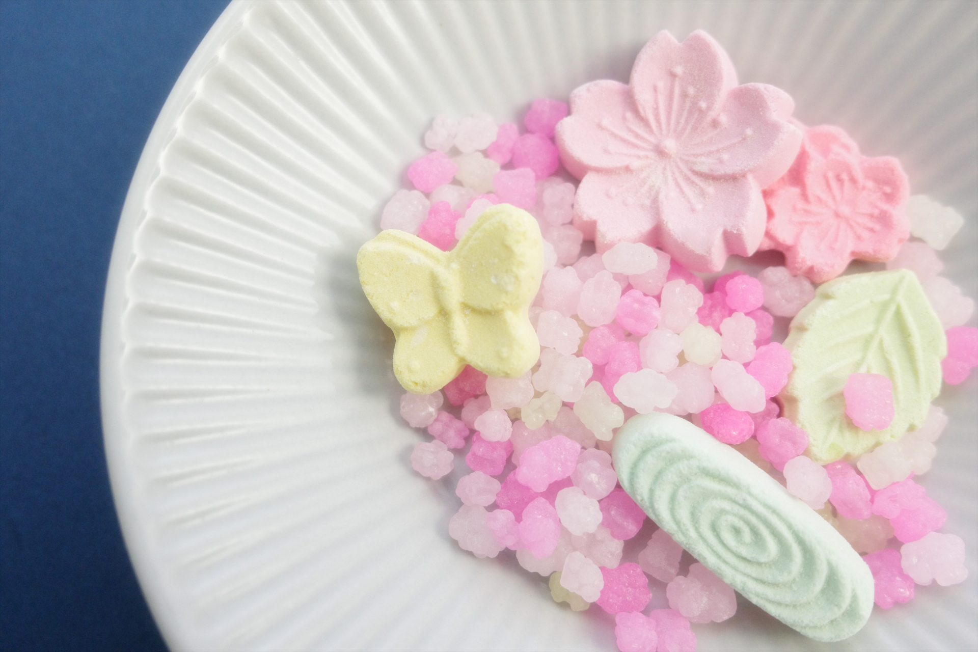 頂き物の落雁と金平糖。伝統的なお菓子も春らしく、愛らしく<br><span class="fnt-85">GR IV HDF／18.3mm（マクロモード）／絞り優先AE（F3.5、1/30秒、＋1.7EV）／ISO 1250／WB：AWB／イメージコントロール：ビビッド</span>